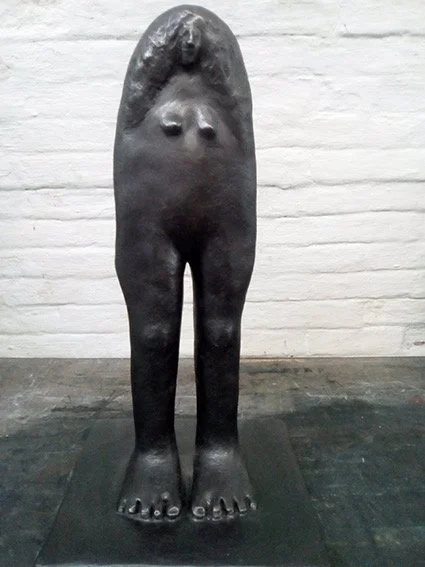  Métisse technique :résine (disponible en bronze sur commande). Format : H.62 cm L.30 P.30 cm
