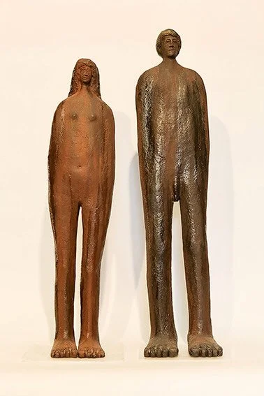 Couple Technique : résine (disponible en bronze sur commande). Format : Homme 108 cm Femme 102 cm