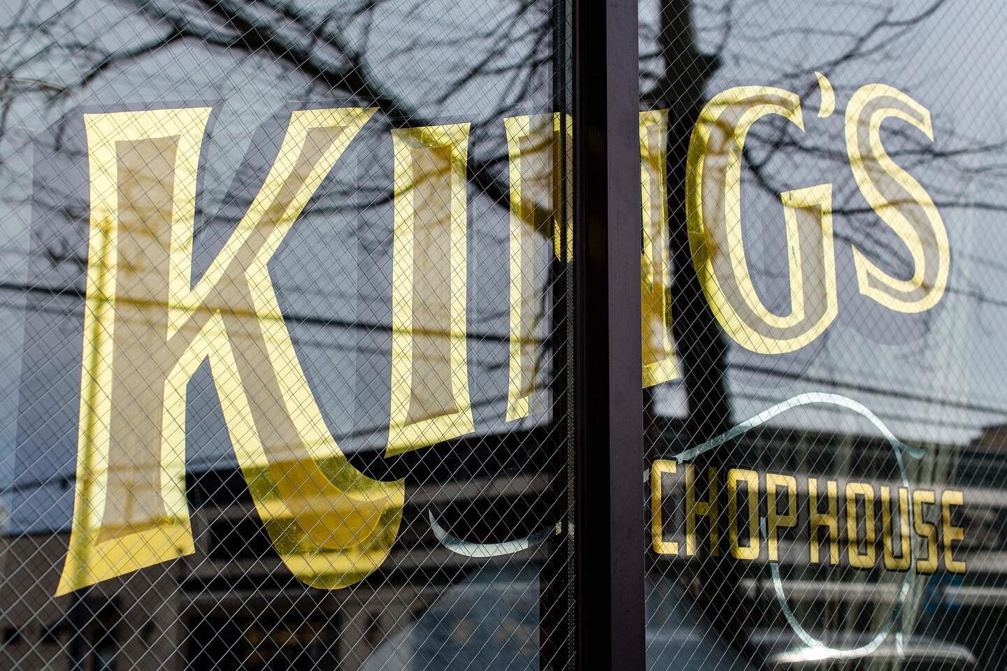 Rain or shine we are here! Come down and join us for dinner &amp; drinks! Dinner starts at 5 PM.
.
.
.
📸 : @gnarshredjab 
.
.
.
#kingschophouse #bayshore #longisland #newyork #dryaged #dryagedbeef #chophouse #steakhouse #farmtotable #seatotable #mea