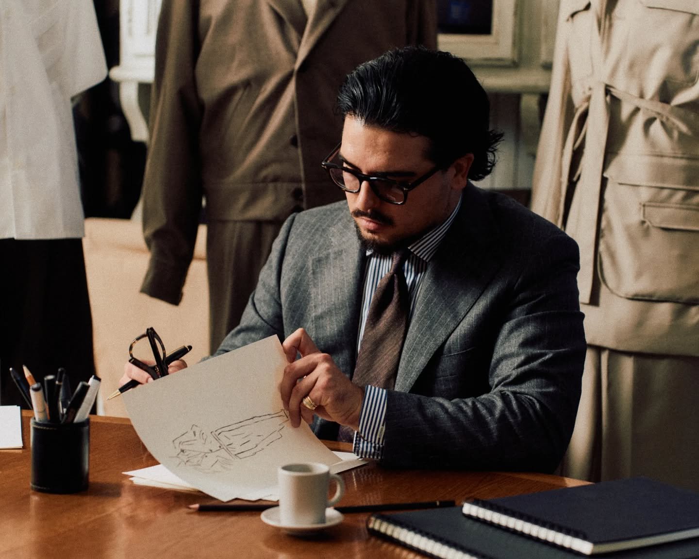 @theofaraco dans son atelier 🪡

@maisonfaraco 

#fashionphotography #cinematicvideo #filmlook #vintagelook #fashion