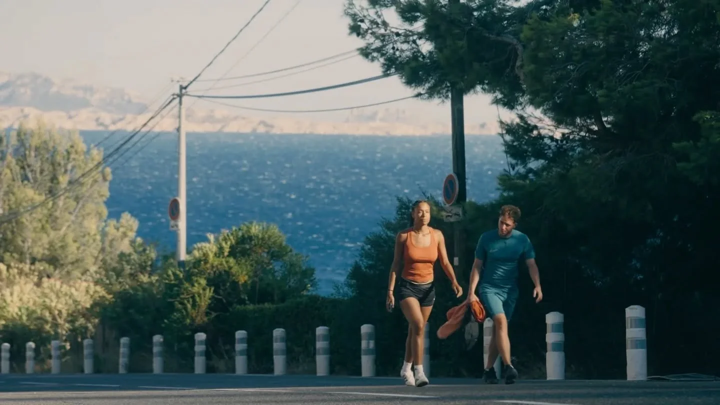 Sous bob et cheveux longs sur le tournage de &quot;Postcard from Marseille&quot; 🌊☀️ 

Cr&eacute;dits : 

Avec - @marie_abg @bilel13.__ @romaingoncalves_act
R&eacute;alisatrices &ndash; @hermosaroja &amp; @marie_abg
Assistante r&eacute;alisatrice &n