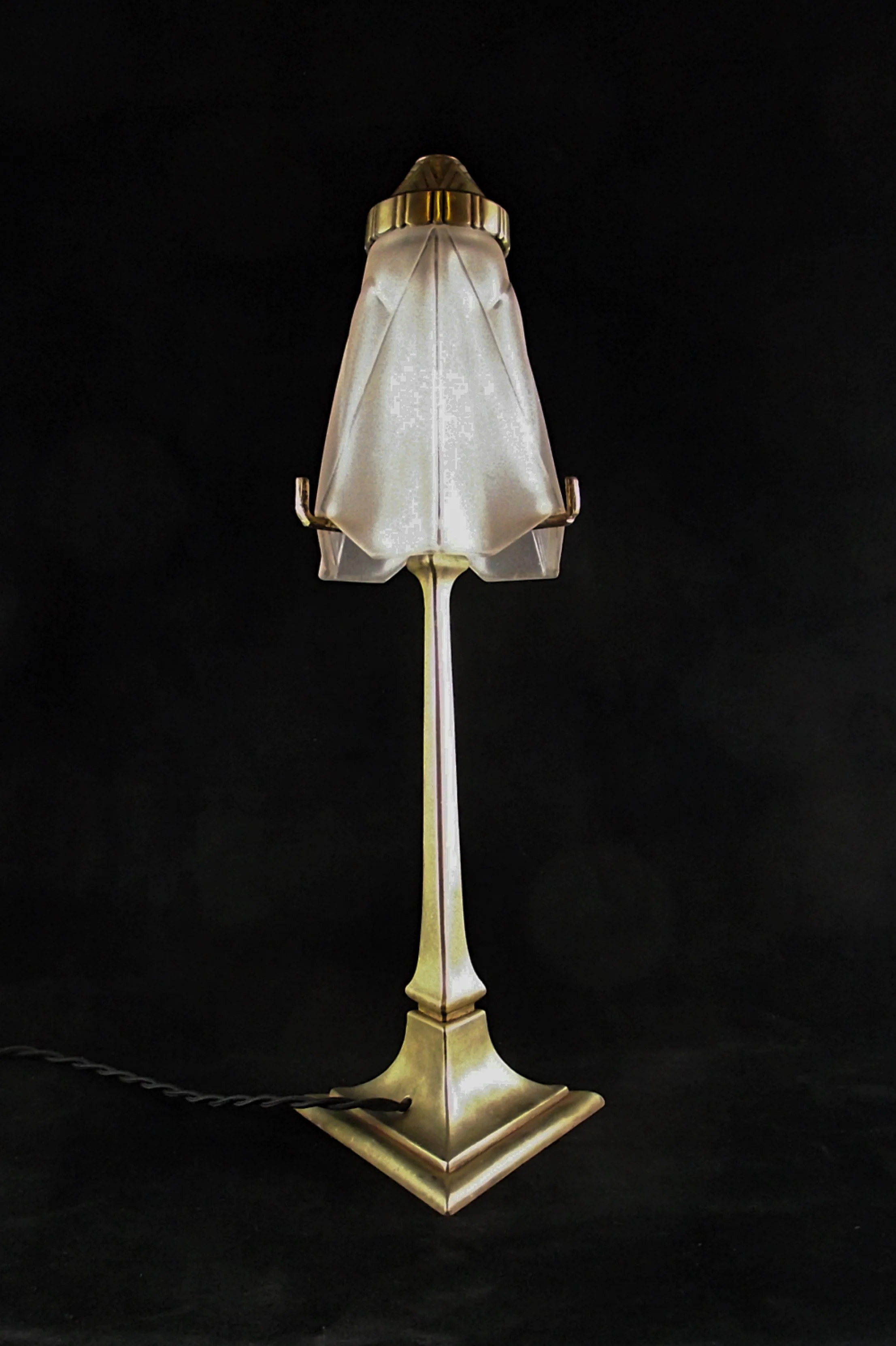 Art Deco lamp sleek elegant geometric design glass shade by DEGUE bronze signed HD France 1930s