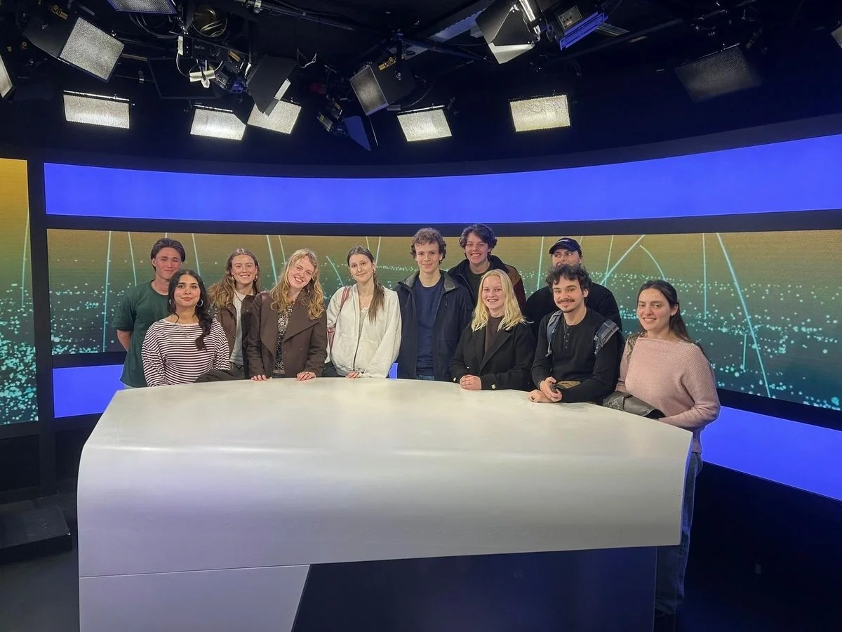 This week we had the great opportunity to visit RTL Nieuws! Our students got to meet PPE alumni Simba Martens, journalist and foreign affairs editor, who took them behind the scenes and showed us how the newsroom works. After that there was room to a