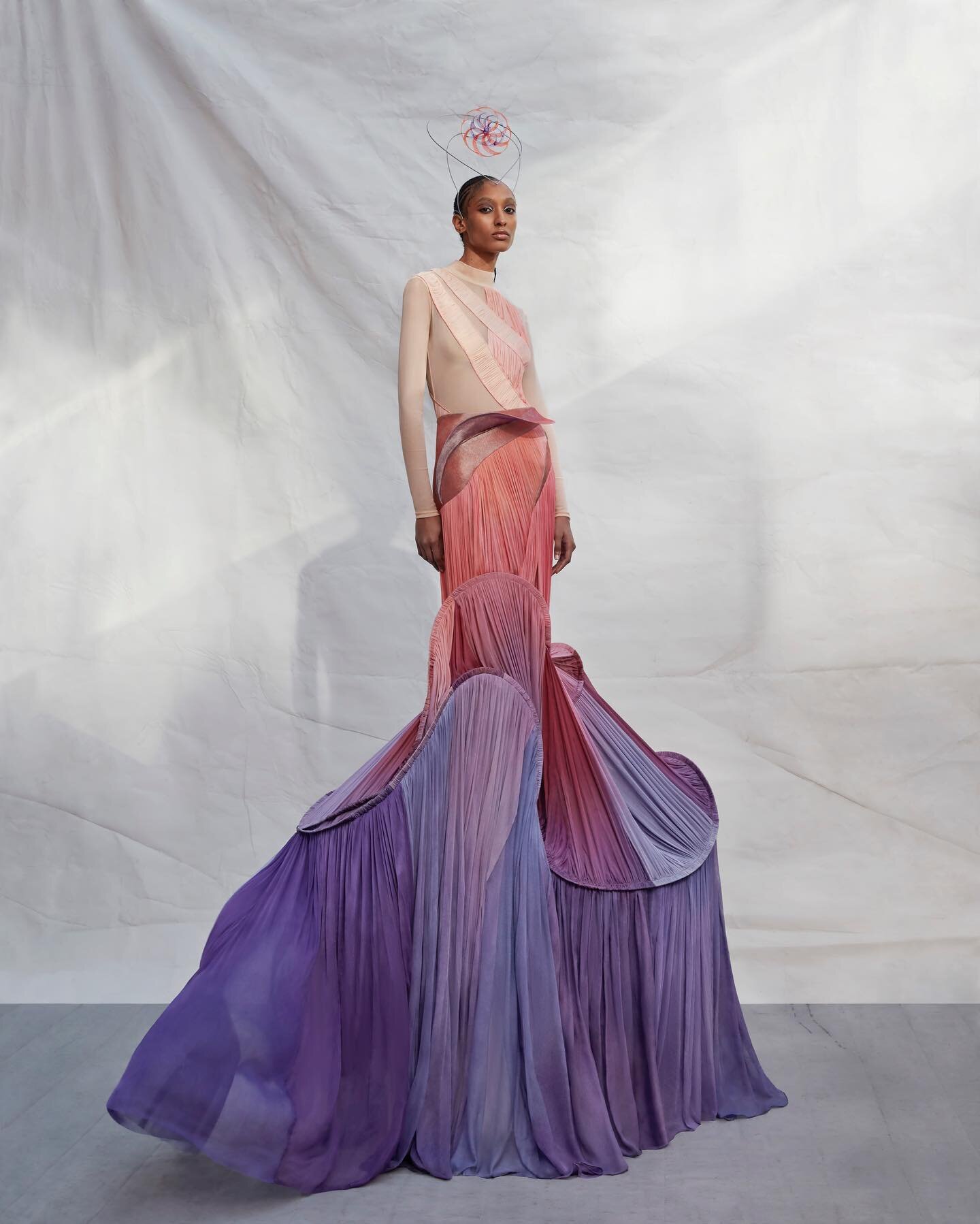 Round 2 - The Turbine Look🌪: Kitan wears top and skirt draped from hand-dyed cruelty free peace silk 🌪

Thank you to @theperfectmagazine and the team: 
Talent: @kitan.sogo 
Makeup: @kyledominicc MUA assitant: @craighamiltonartistry 
Hair: @palberda
