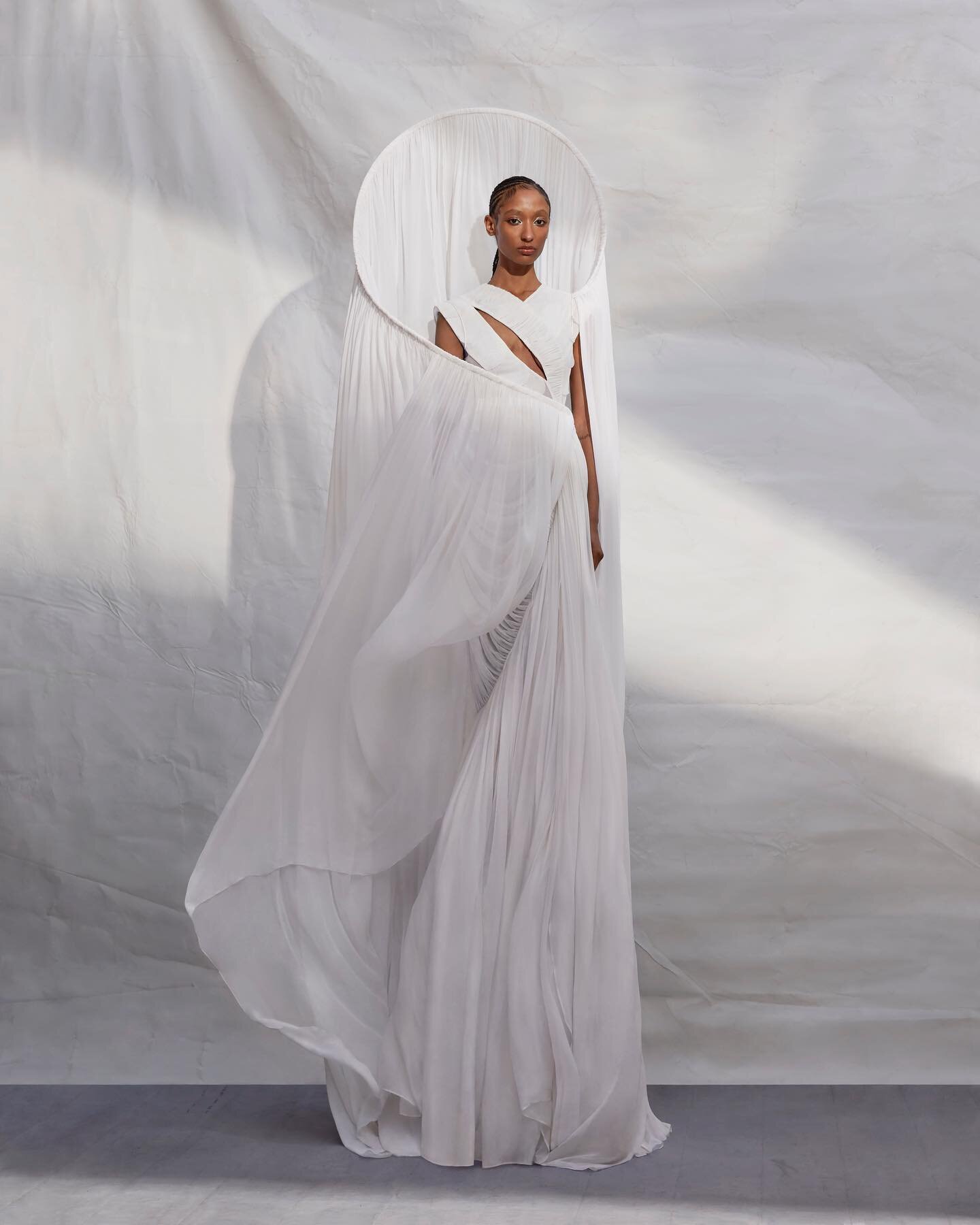 The Anemoi Dress 🌫🌫🌫

The final look of WINDFARBE on Kitan made from 20 meters of cruelty-free silk and dead stock fabric ⚔️

Thank you to @theperfectmagazine the team: 
Talent: @kitan.sogo @imgmodels 
Makeup: @kyledominicc 
MUA assitant: @craigha