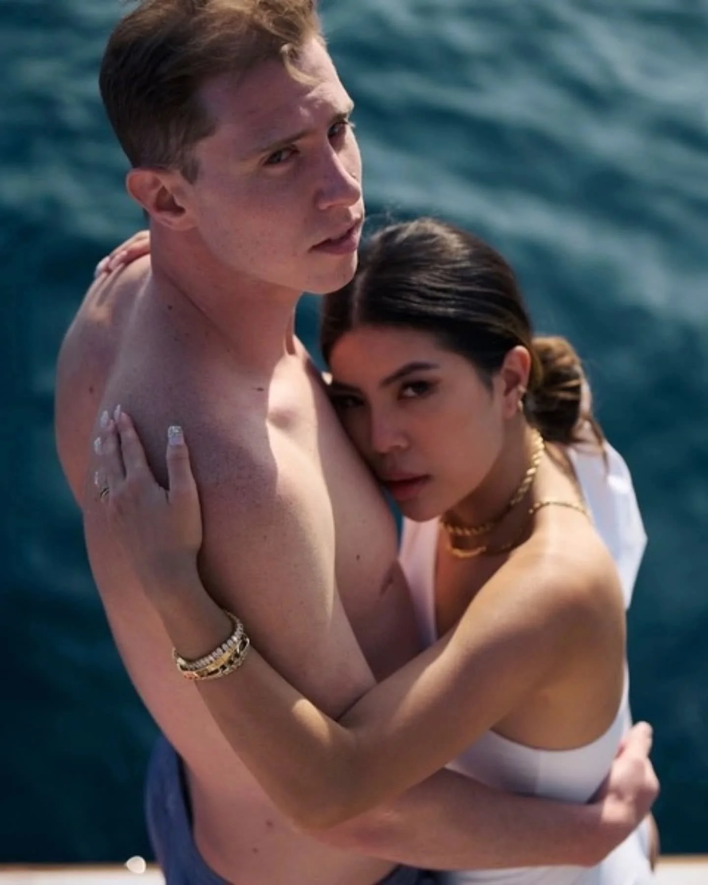 A simple boat ride on the French Riviera turned brunch into a memory that felt just right. The day after their wedding, Peixi and Kevin chose to celebrate with a relaxed gathering at sea. The calm waters, the gentle breeze, and the company of their f