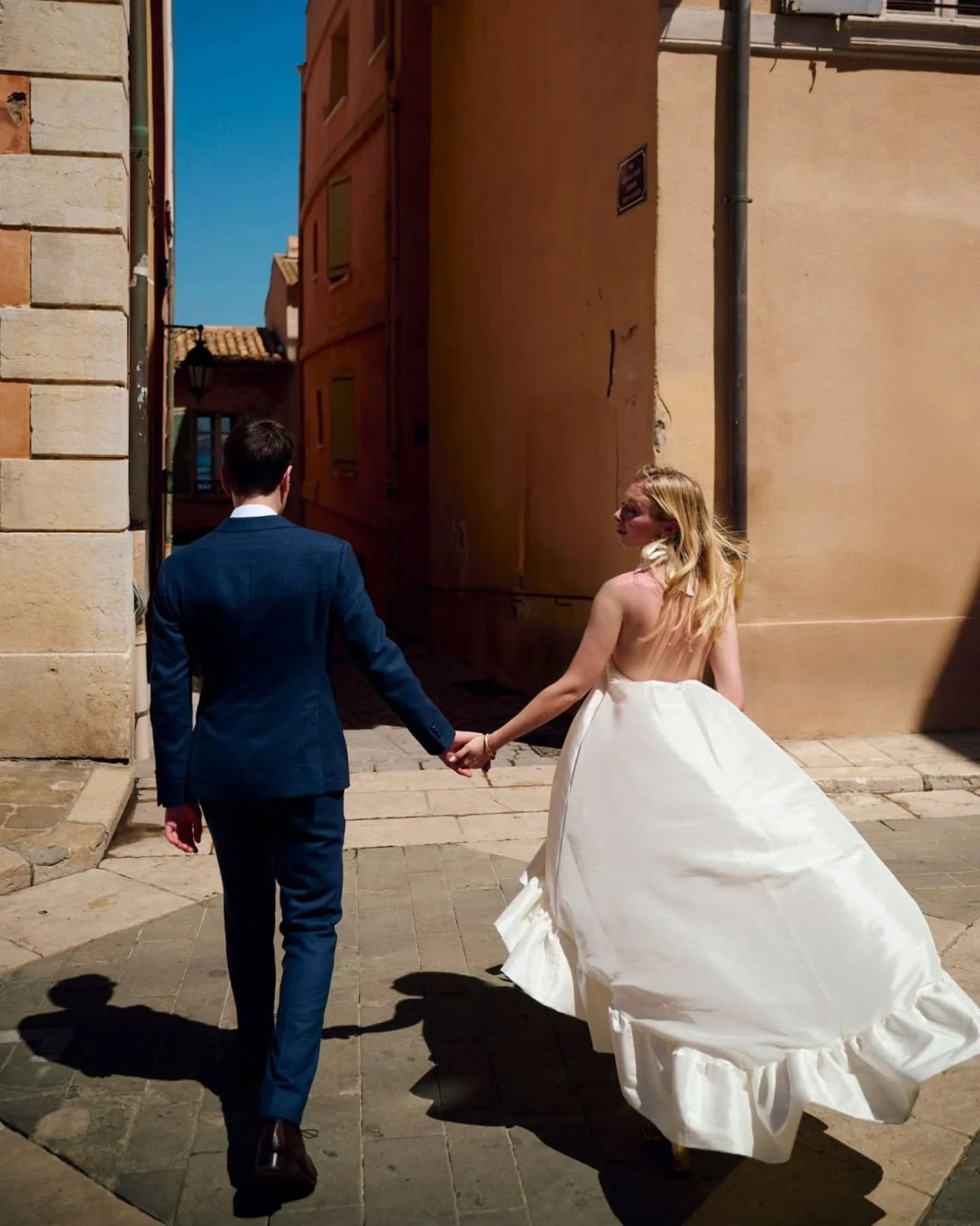 Saint-Tropez at midday: sea breeze through quiet streets, bright horizons, and Charl&egrave;ne and Antoine savoring a day beautifully suspended before the celebration.

Bride &amp; Groom: @blondeur_ @antoine_nvsl
Wedding planner: @magali_weddingplann