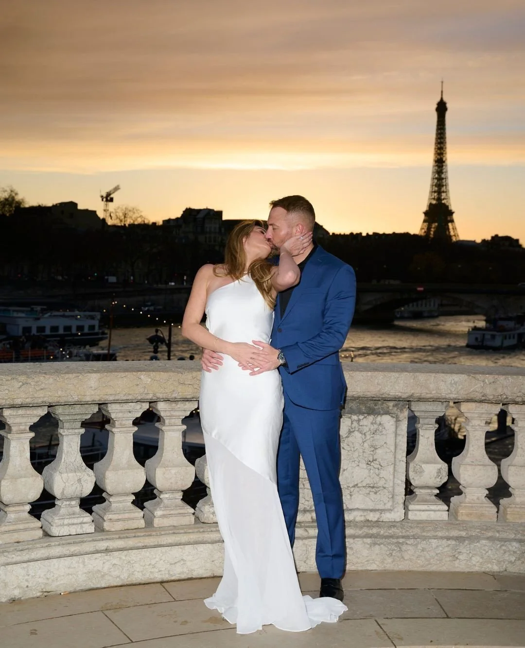 Sunset on Pont Alexandre III always feels like a quiet kind of magic. ⁠
⁠
Corie and John were in Paris for the holidays, soaking in the city&rsquo;s glow, and this moment unfolded with that effortless elegance only Paris can offer.⁠
The gold details 