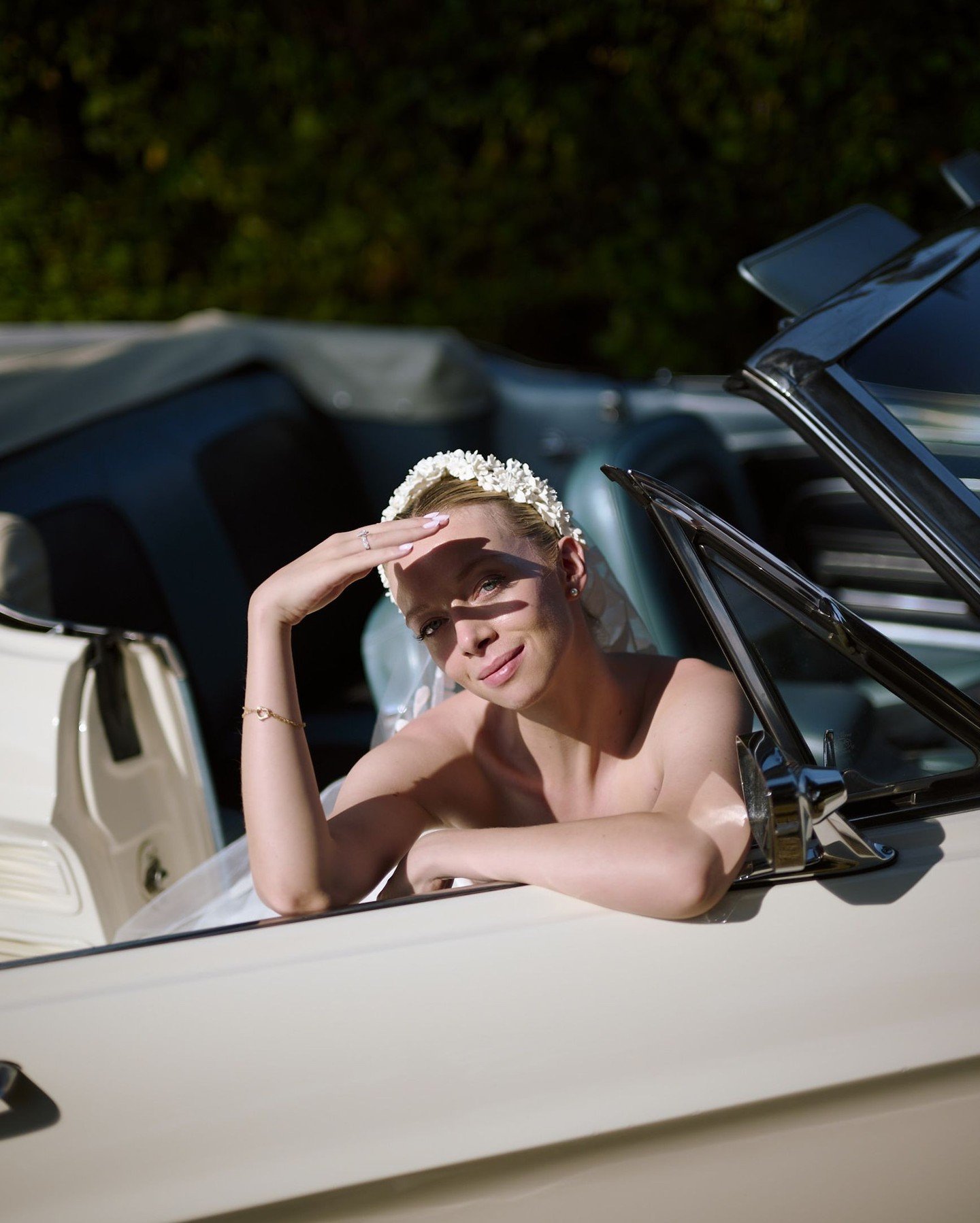In Saint-Tropez, even the drive to the ceremony becomes part of the aesthetic. A collector&rsquo;s convertible, polished chrome, soft ivory leather. The bride leans into the Mediterranean light, calm and assured.⁠
⁠
It is Riviera glamour without exce