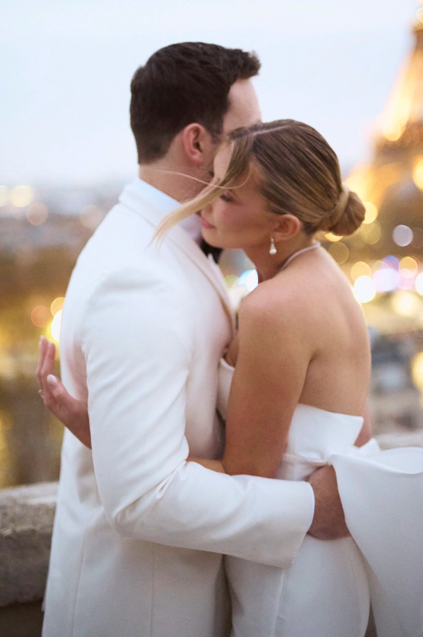 Image 3 — Couple de mariés enlacé