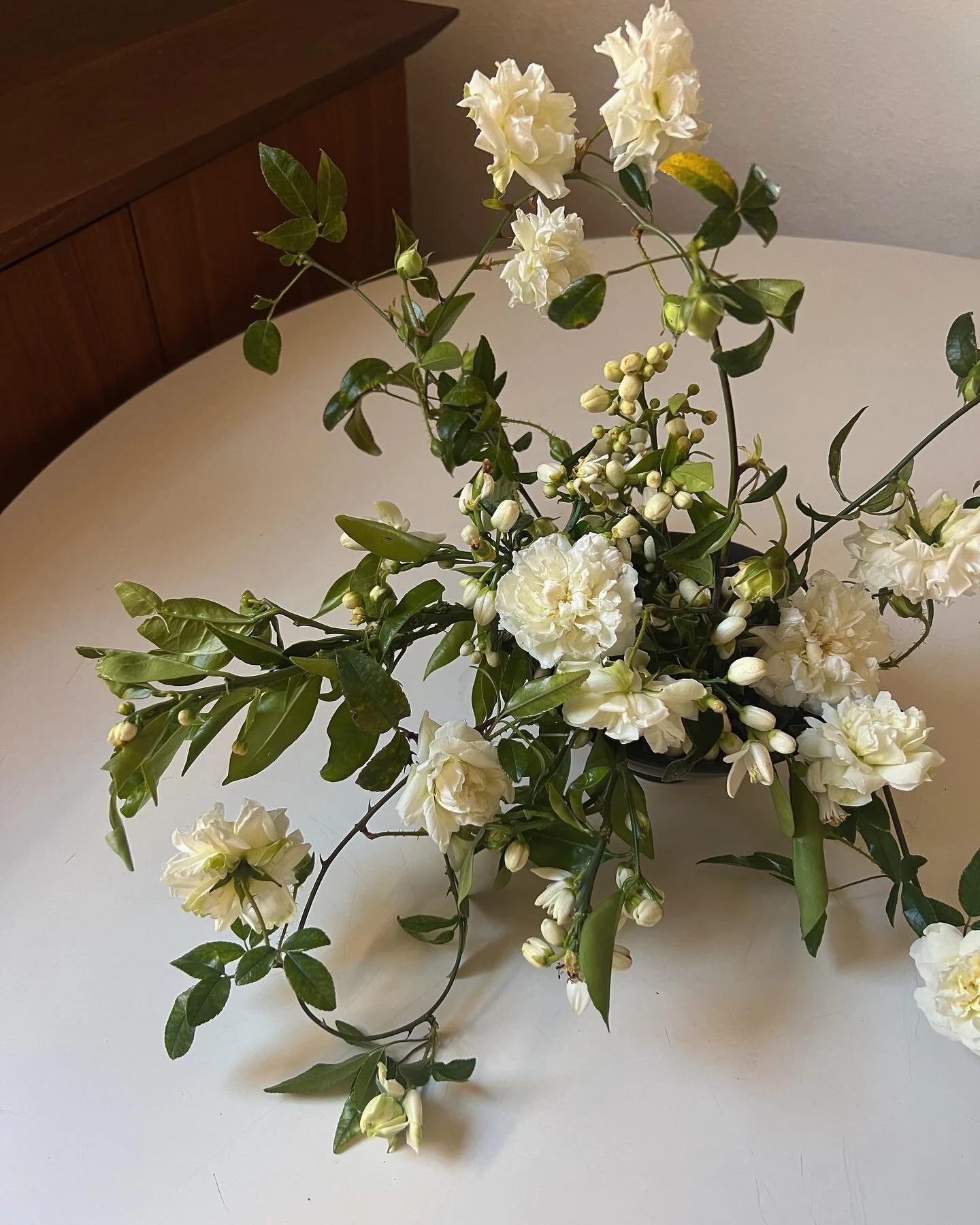 Orange blossom and wild rose. A lot is happening in the garden and I&rsquo;ve thoroughly been enjoying tossing little pieces together in the afternoons 🥰