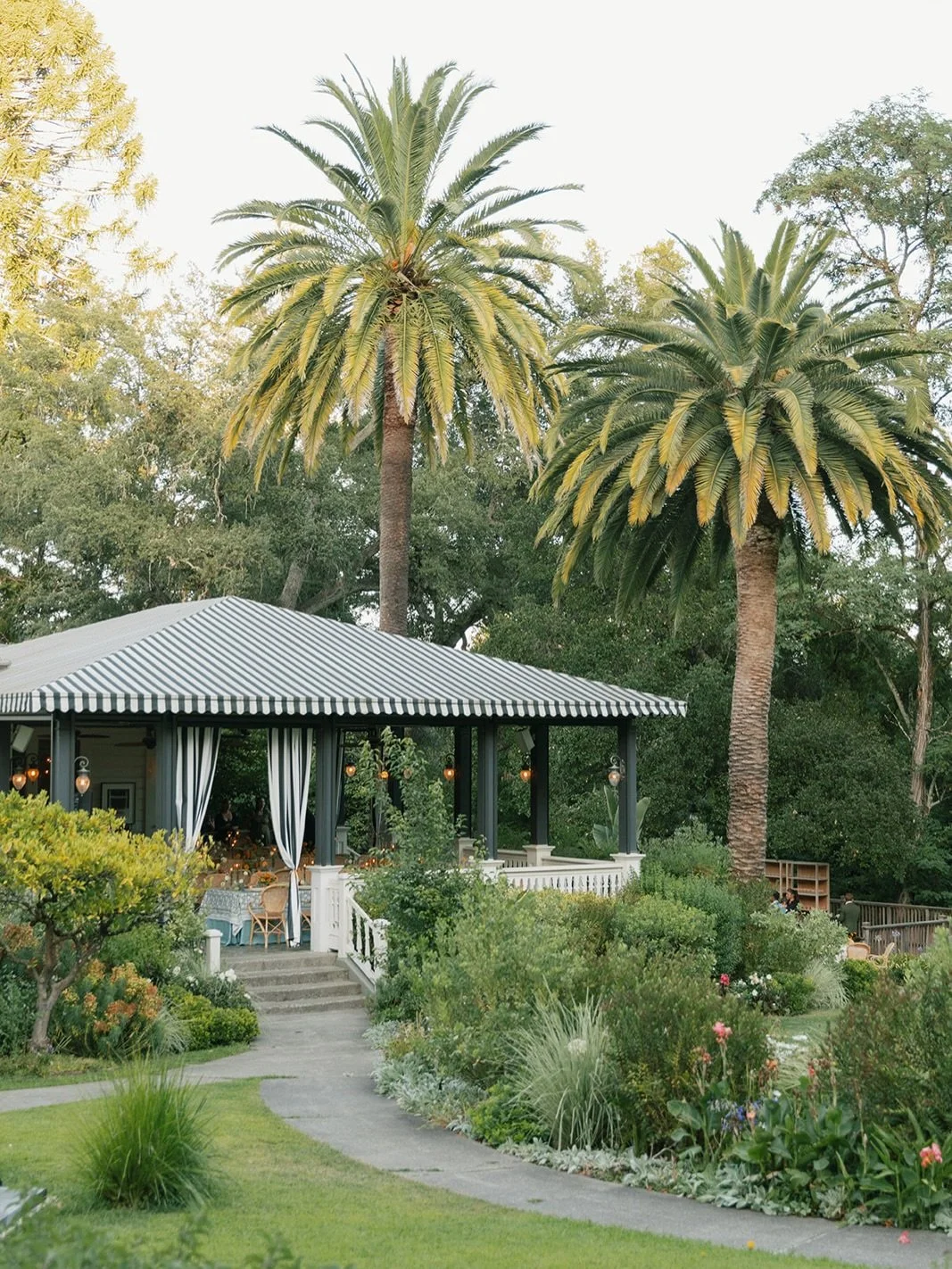 Welcome Night for Raleigh + Greg 🍊 

Design &amp; Planning // @sophia.goff&nbsp;
Photography // @sberardweddings&nbsp;
Cinema // @duneweddings&nbsp;
Floral // @jennchezdesign&nbsp;
Stationery // @bournepaperco&nbsp;
Band // @dustinsaylor @winecountr