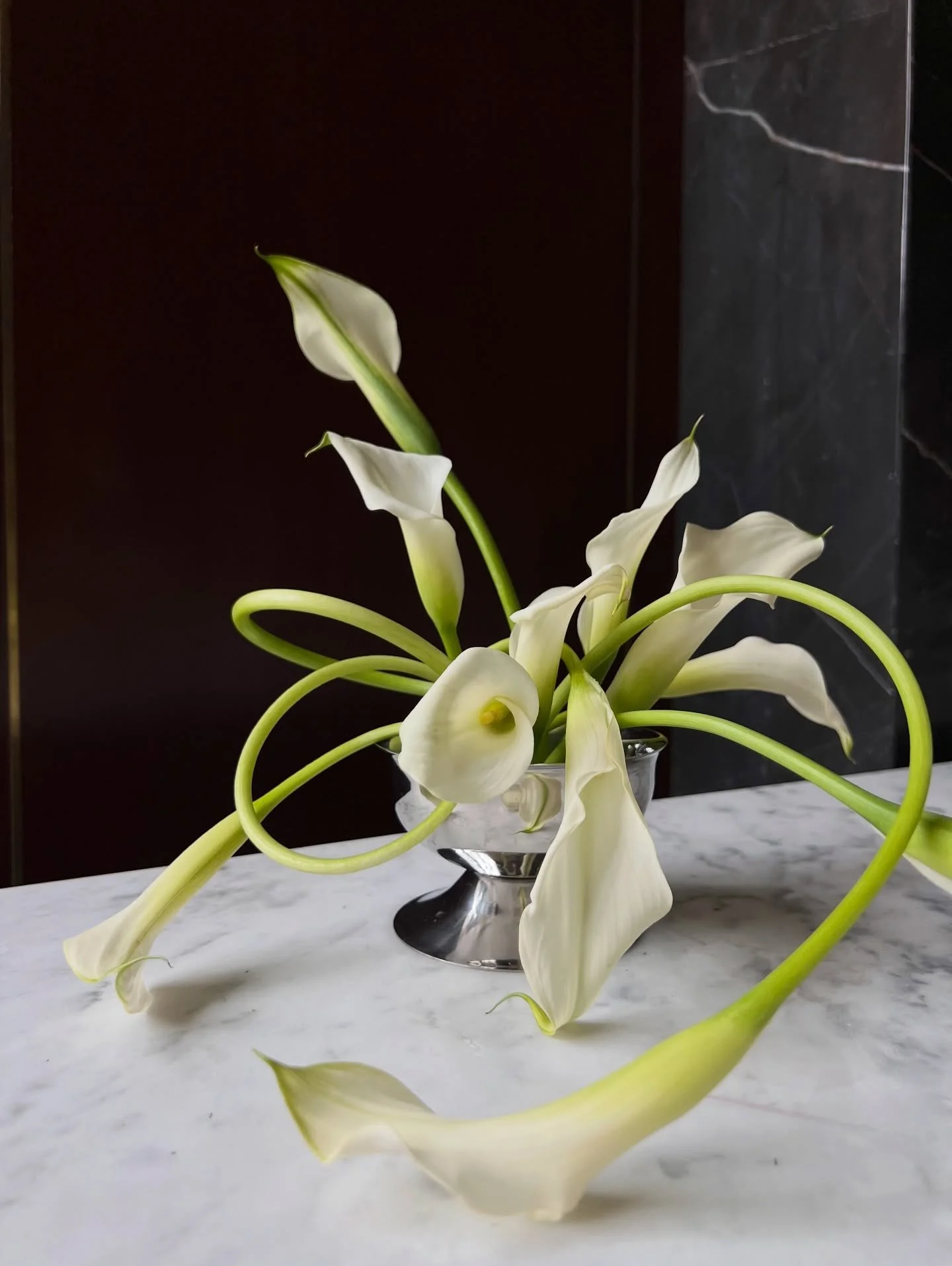 Curls! 

planning + design: @brookekleinman @hannahsoboroff
florals: @jennchezdesign
draping: @everhem @ambereventprod
paper: @andie.g.studio
gifting: @shoplait 
venue: @sunset_tower
