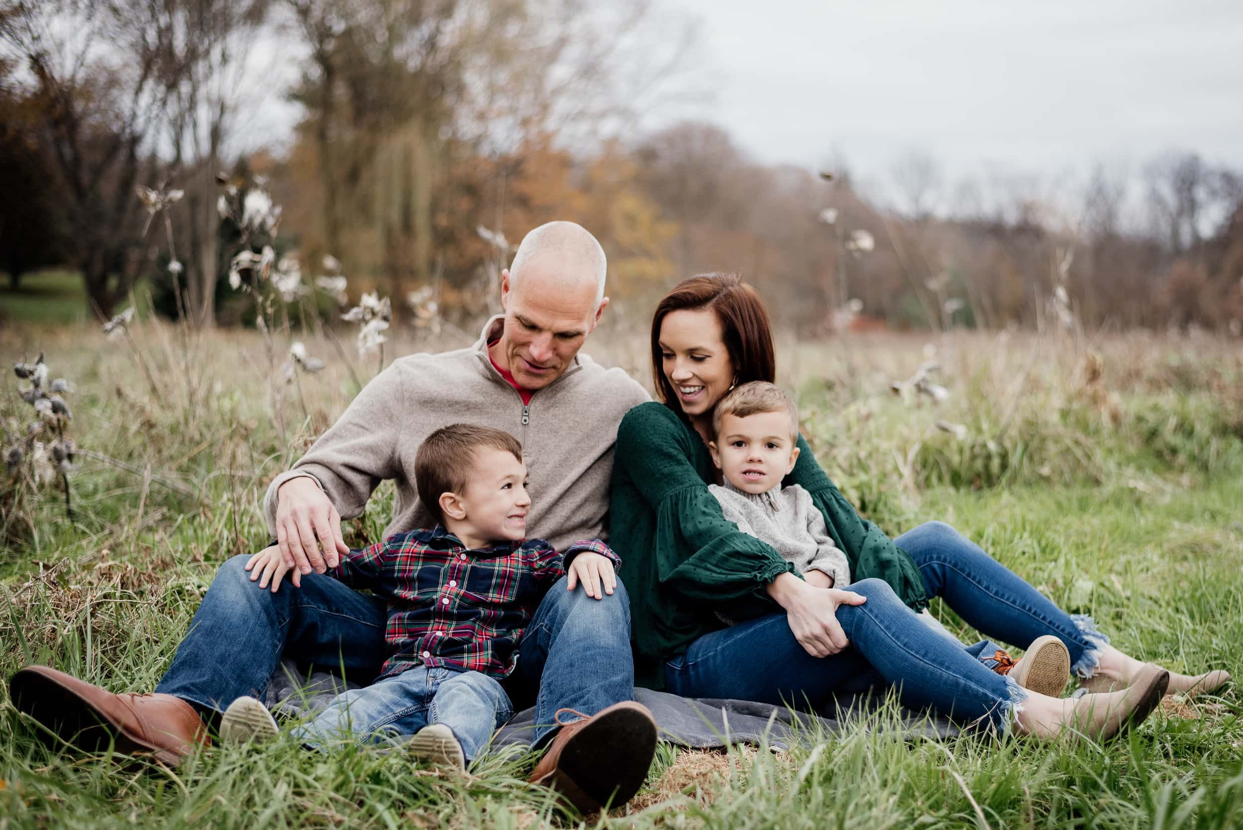 Pin by Maria Hassman on photo ideas | Family portrait poses, Fall family  photos, Family picture outfits