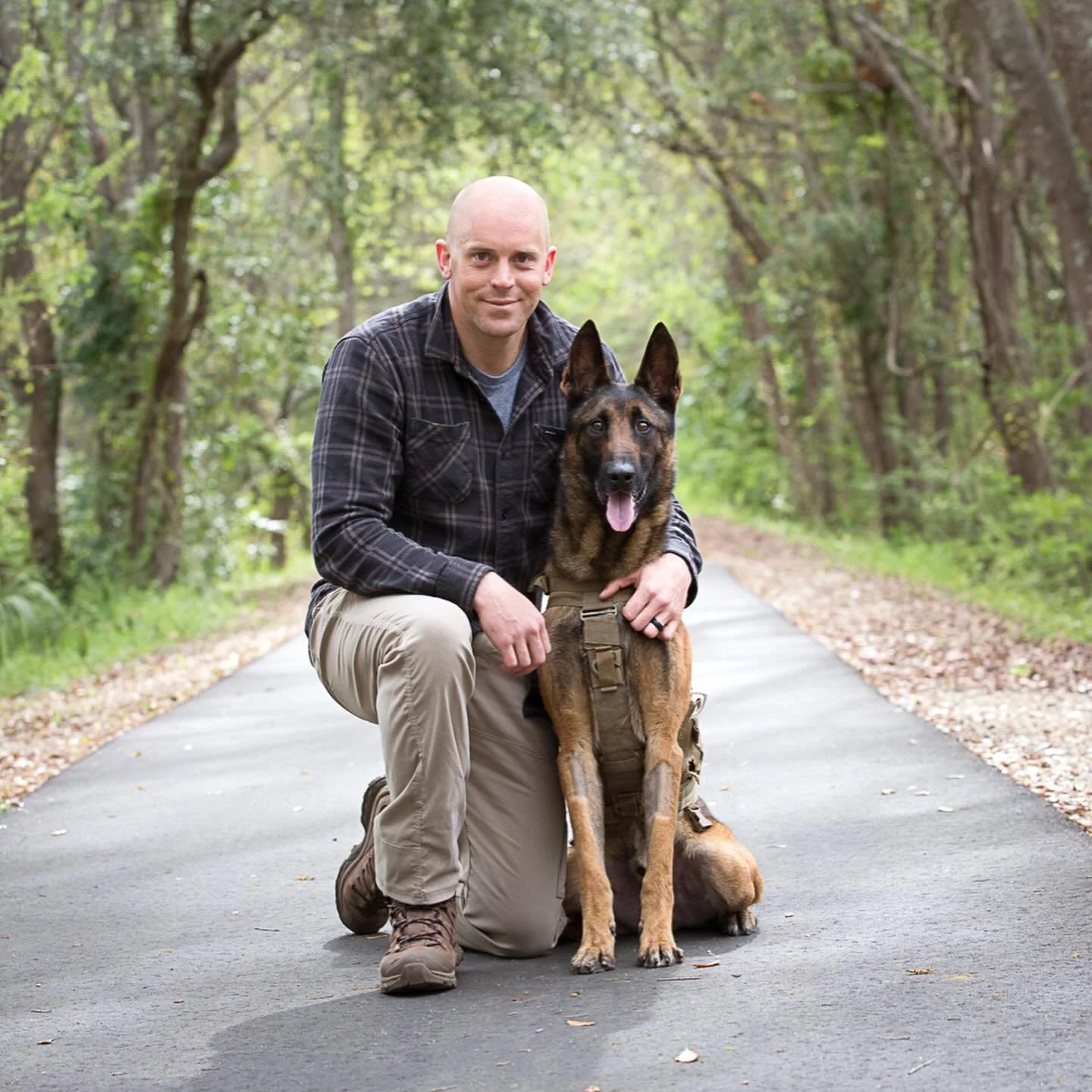 Happy Memorial Day weekend to all the Good Dogs of Service and their handlers.
Thank you for your dedication and service. ❤️🐾

Link in bio > Buy Good Dogs of Service book.

#gooddogsofservice 
#gooddogsofservicebook 
#firstresponders
#veterans
mi