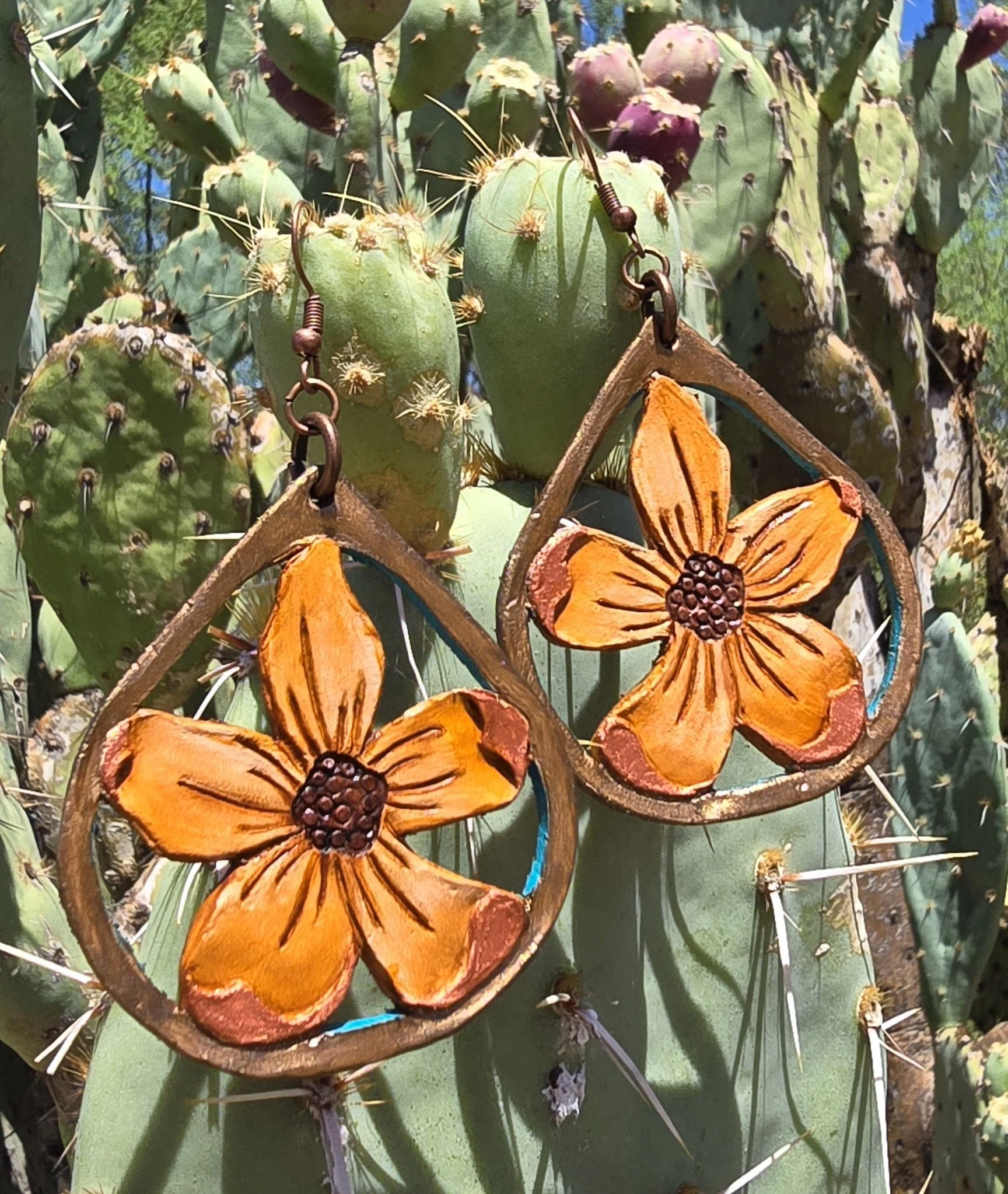 Tooled teardrop five petal flower