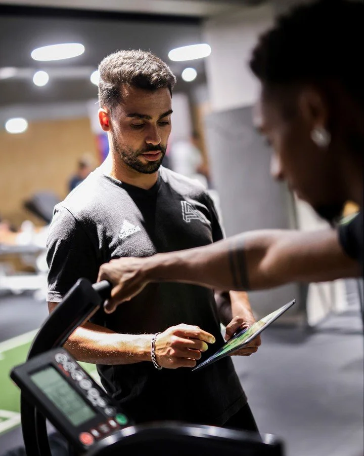 Na AlfraClinic, cada sess&atilde;o &eacute; pensada &agrave; tua medida 💪  A nossa equipa acompanha-te em cada passo, para que recuperes com confian&ccedil;a e alcances os teus objetivos.
⠀⠀⠀⠀⠀⠀⠀⠀⠀⠀
#AlfraClinic #Recovery #TreinoPersonalizado