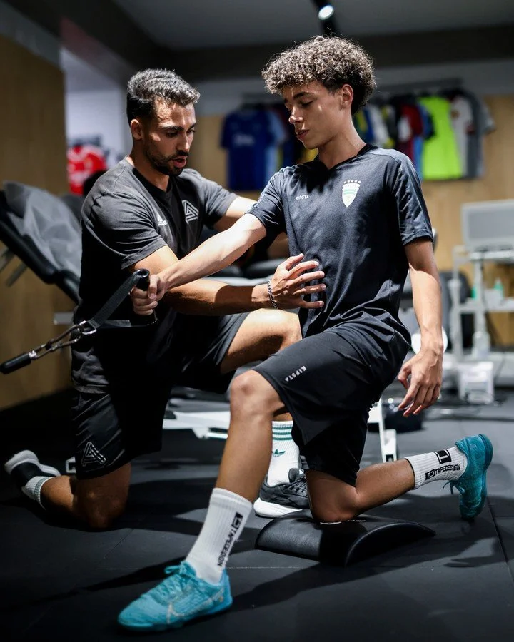 A fase de crescimento &eacute; crucial para criar bons padr&otilde;es de movimento!
Com o treino personalizado, os mais novos desenvolvem for&ccedil;a, coordena&ccedil;&atilde;o e t&eacute;cnica de forma segura e com evolu&ccedil;&atilde;o monitoriza