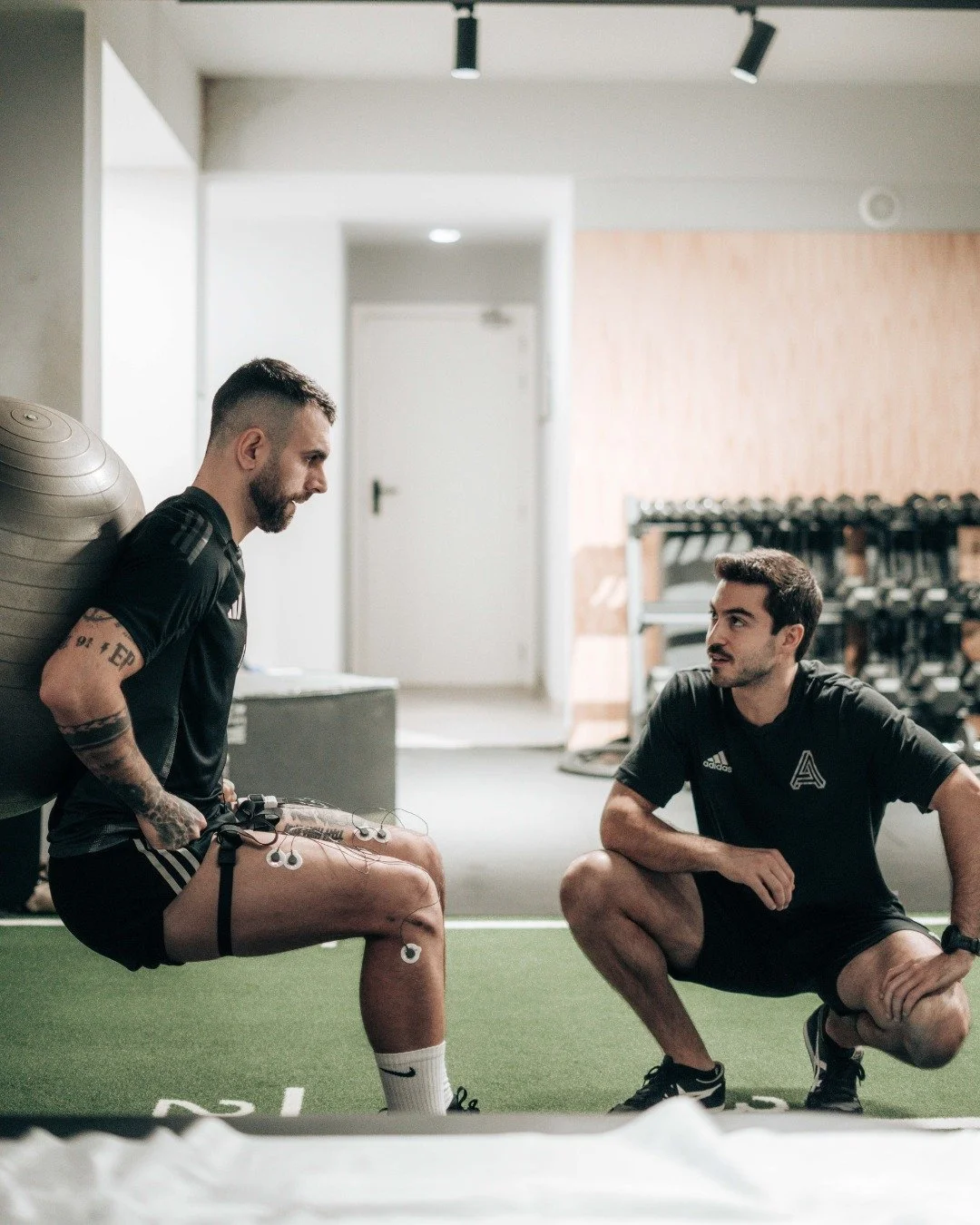 Como &eacute; que o biofeedback pode ajudar na reabilita&ccedil;&atilde;o? N&oacute;s explicamos. 👇

O biofeedback &eacute; uma tecnologia que permite ver em tempo real como os m&uacute;sculos est&atilde;o a funcionar.

Na pr&aacute;tica, sensores r