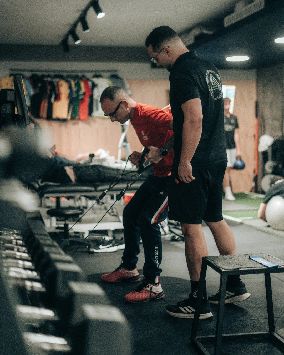 Nem todos os corpos respondem da mesma forma ao exerc&iacute;cio &mdash; e &eacute; exatamente por isso que o treino personalizado faz a diferen&ccedil;a. 🏋️

Na Alfraclinic, cada plano &eacute; constru&iacute;do de forma individual, tendo em conta 
