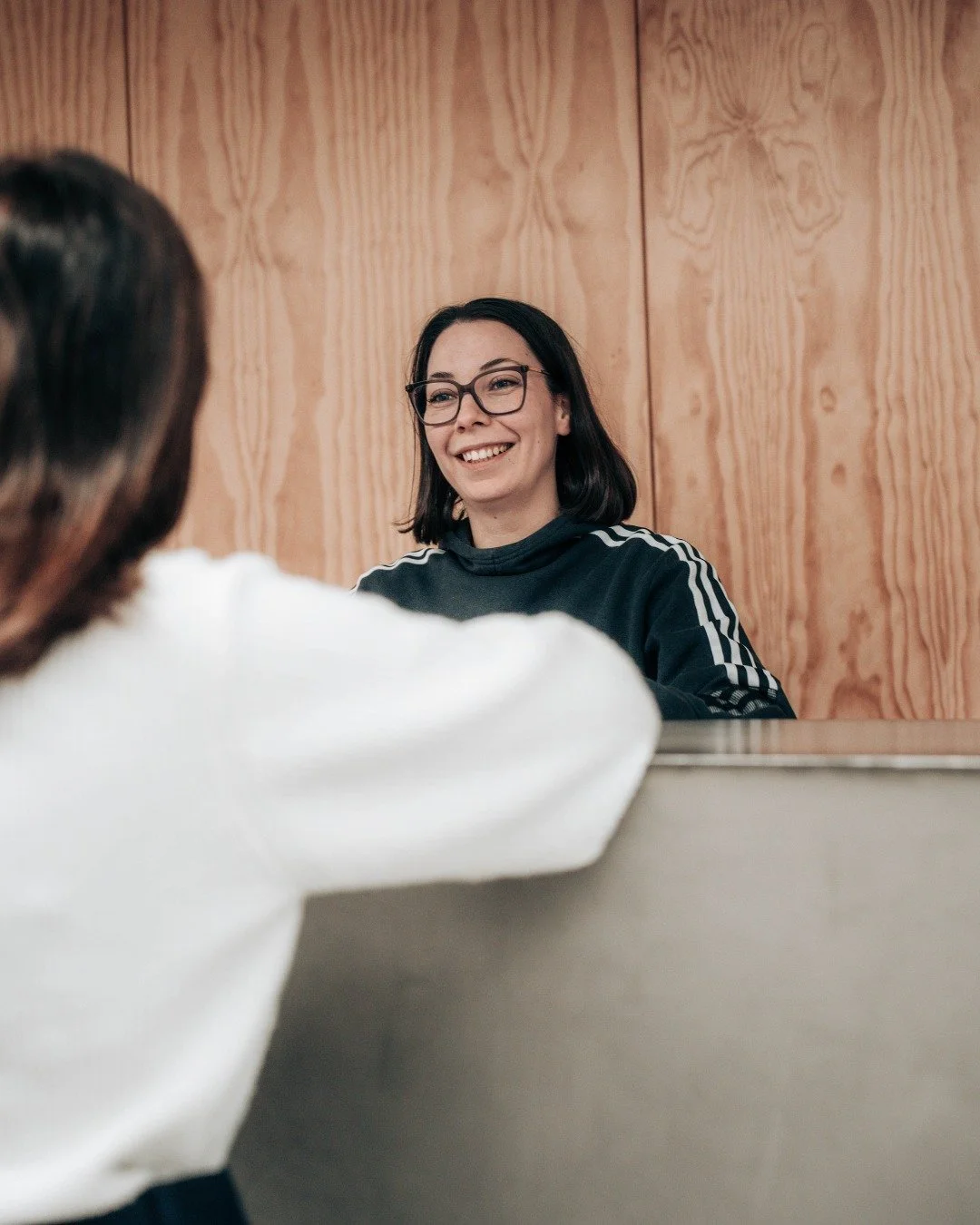 A Catarina &eacute;, muitas vezes, o primeiro rosto que encontra quando entra na Alfraclinic. 🙂

Faz parte da nossa equipa de rece&ccedil;&atilde;o &mdash; o primeiro ponto de contacto, onde cada pessoa &eacute; recebida com simpatia, aten&ccedil;&a