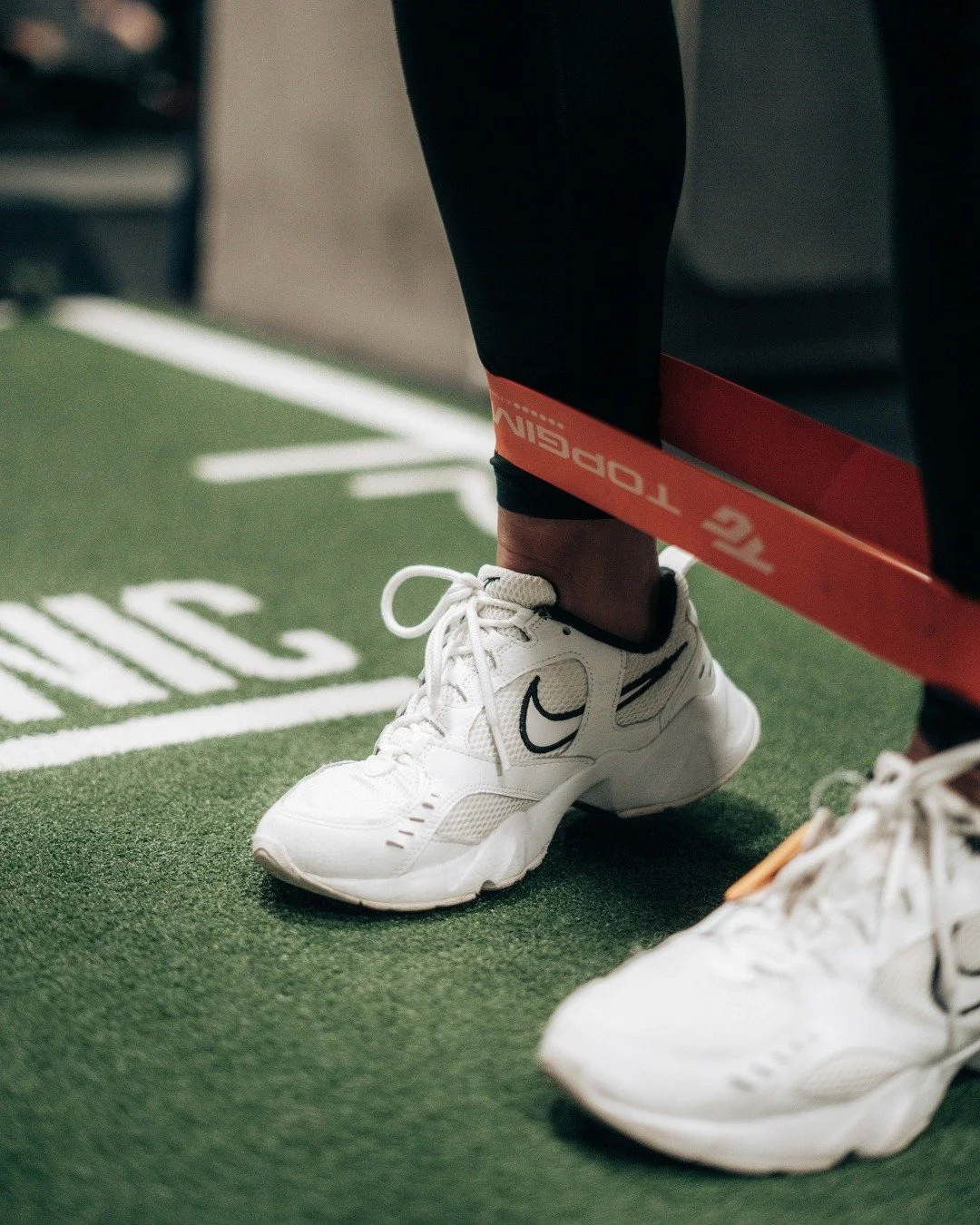 N&atilde;o &eacute; s&oacute; for&ccedil;a. &Eacute; controlo. 😉

O trabalho com el&aacute;sticos &eacute; muito mais do que um exerc&iacute;cio simples. Permite criar resist&ecirc;ncia progressiva, ativar m&uacute;sculos estabilizadores e promover 