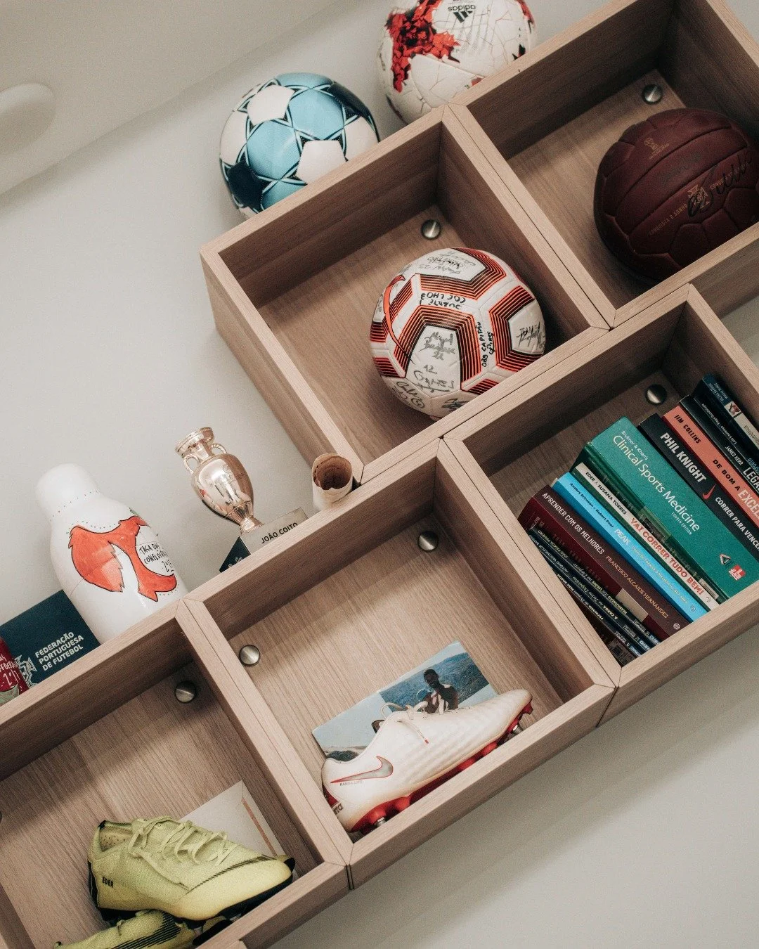 Cada par de chuteiras conta uma hist&oacute;ria. Cada bola autografada representa dedica&ccedil;&atilde;o, esfor&ccedil;o e conquistas. 🙂

Na Alfraclinic temos o privil&eacute;gio de acompanhar atletas nos bastidores &mdash; na recupera&ccedil;&atil