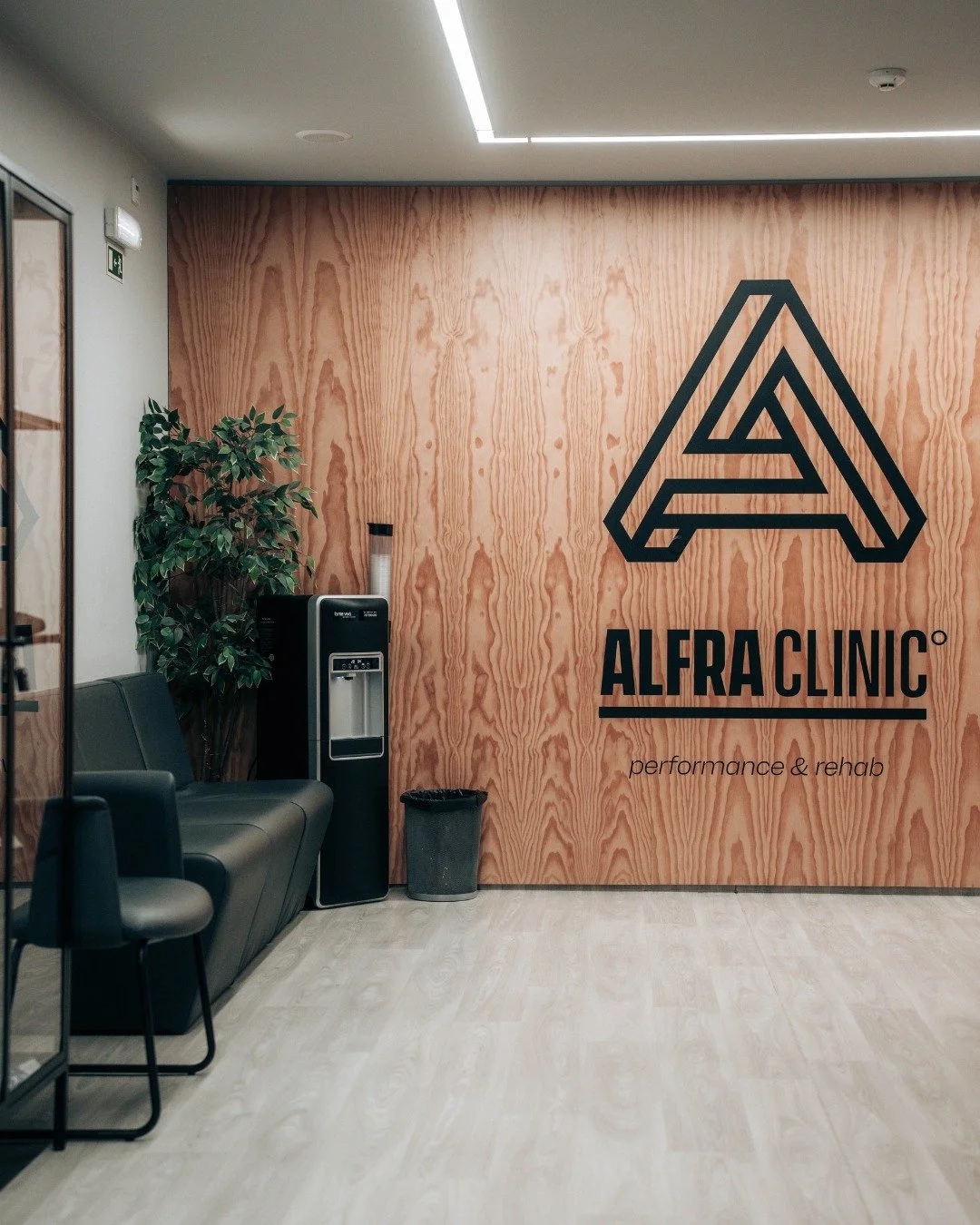 J&aacute; conhece o nosso espa&ccedil;o? 🙂

A Alfraclinic &eacute; uma cl&iacute;nica de refer&ecirc;ncia onde reunimos especialistas de diversas &aacute;reas para dar resposta a qualquer desafio. 

Seja para recuperar de uma les&atilde;o ou para el