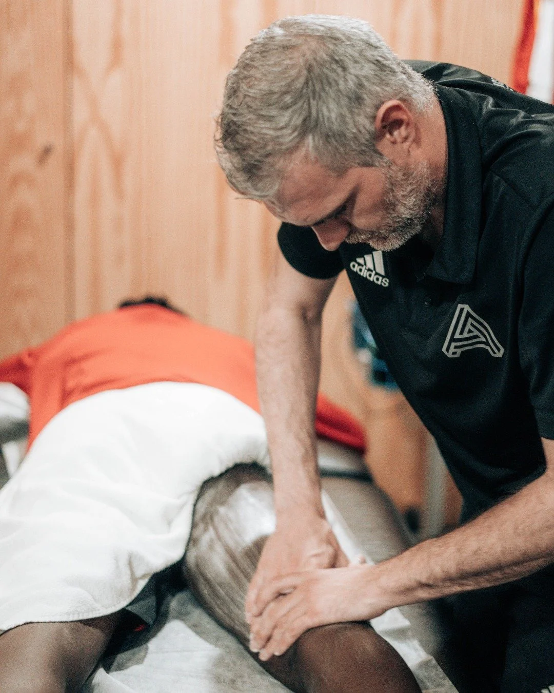 Porque &eacute; que a massagem desportiva &eacute; t&atilde;o importante? Porque o corpo n&atilde;o precisa apenas de treino, mas tamb&eacute;m de recupera&ccedil;&atilde;o. 😉 

A massagem desportiva ajuda a reduzir tens&otilde;es musculares acumula