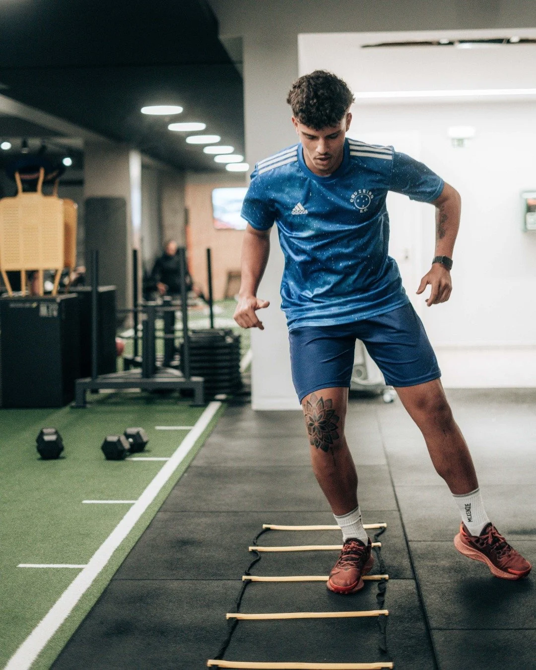 Passinho a passinho... &eacute; assim que se constr&oacute;i a performance. 💪

A escada de agilidade pode parecer simples, mas &eacute; uma ferramenta fundamental no treino neuromuscular: melhora a coordena&ccedil;&atilde;o, o controlo corporal e a 