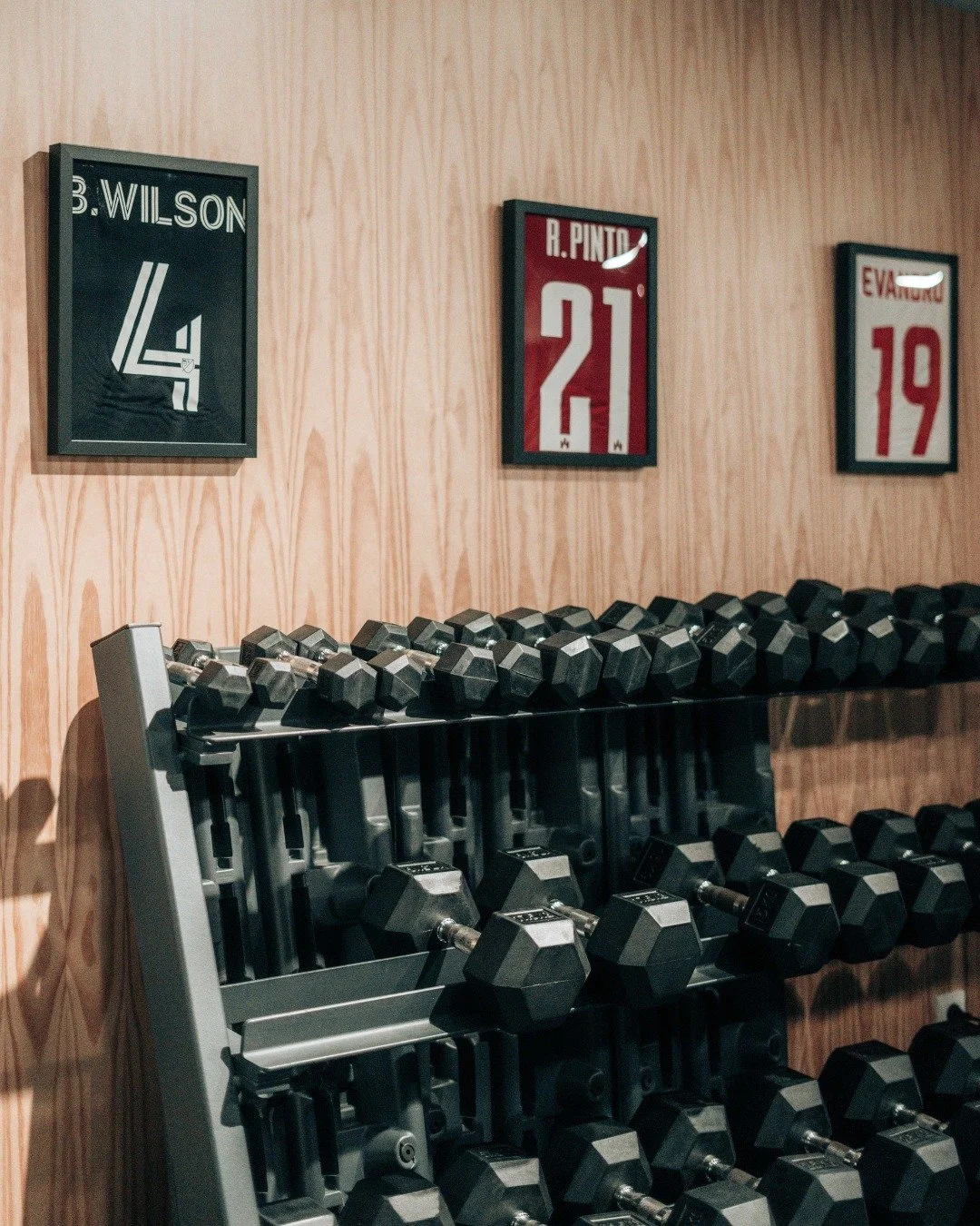 Escolher o peso certo &eacute; o primeiro passo para um treino eficaz e seguro. 🏋️

Levantar demasiado peso pode comprometer a t&eacute;cnica e aumentar o risco de les&otilde;es, enquanto que levantar pouco peso pode n&atilde;o proporcionar os resul