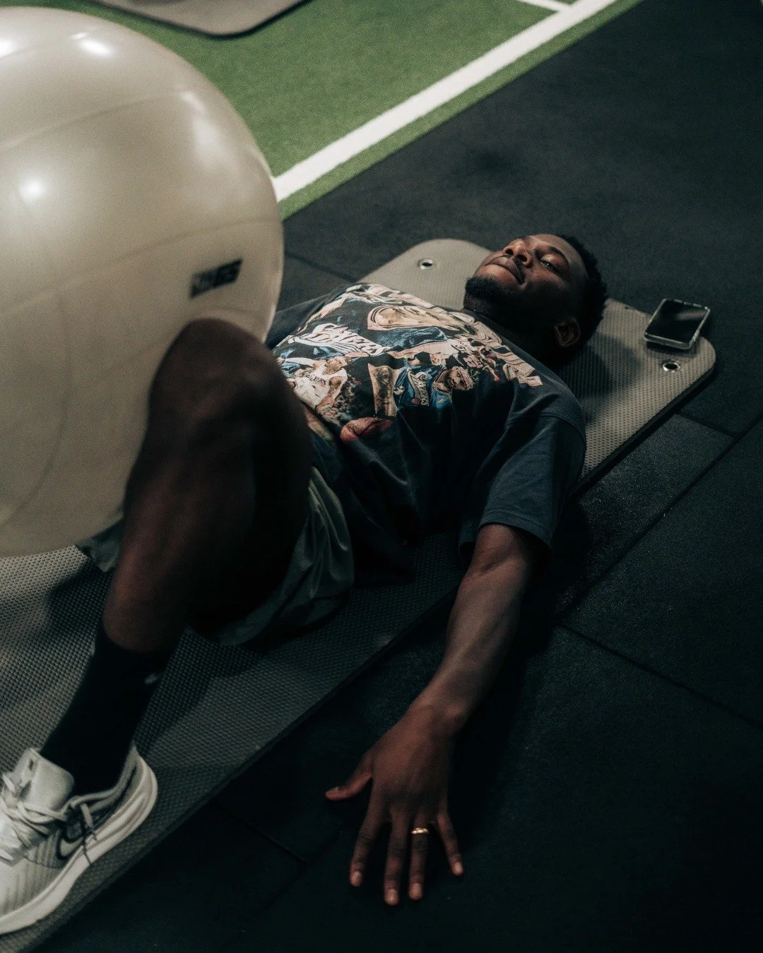 Que tal come&ccedil;ar a semana a explorar a versatilidade da fit ball? 😉

Mais do que um acess&oacute;rio simples, &eacute; um equipamento completo que se adapta a diferentes tipos de treino &mdash; desde exerc&iacute;cios de for&ccedil;a e estabil