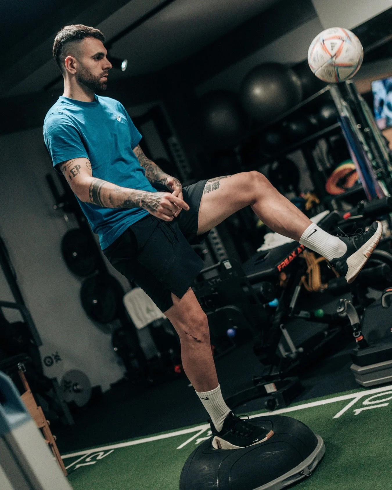 Instabilidade que cria controlo. 🤸

O bosu pode parecer s&oacute; uma meia bola&hellip; mas &eacute; uma ferramenta desafiante para o corpo. Ao criar instabilidade, obriga a ativar mais m&uacute;sculos, melhorar o equil&iacute;brio e a aumentar a co