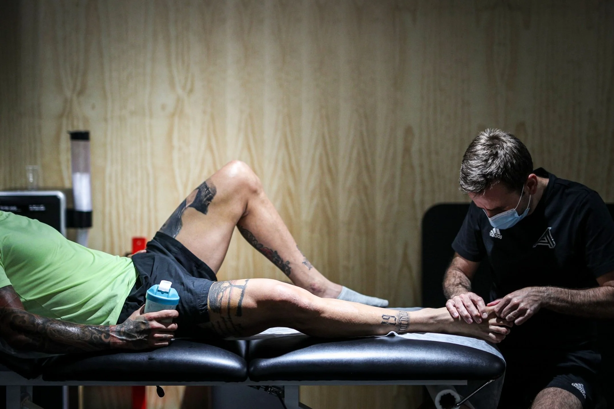 Fisioterapeuta a realizar técnica de terapia manual