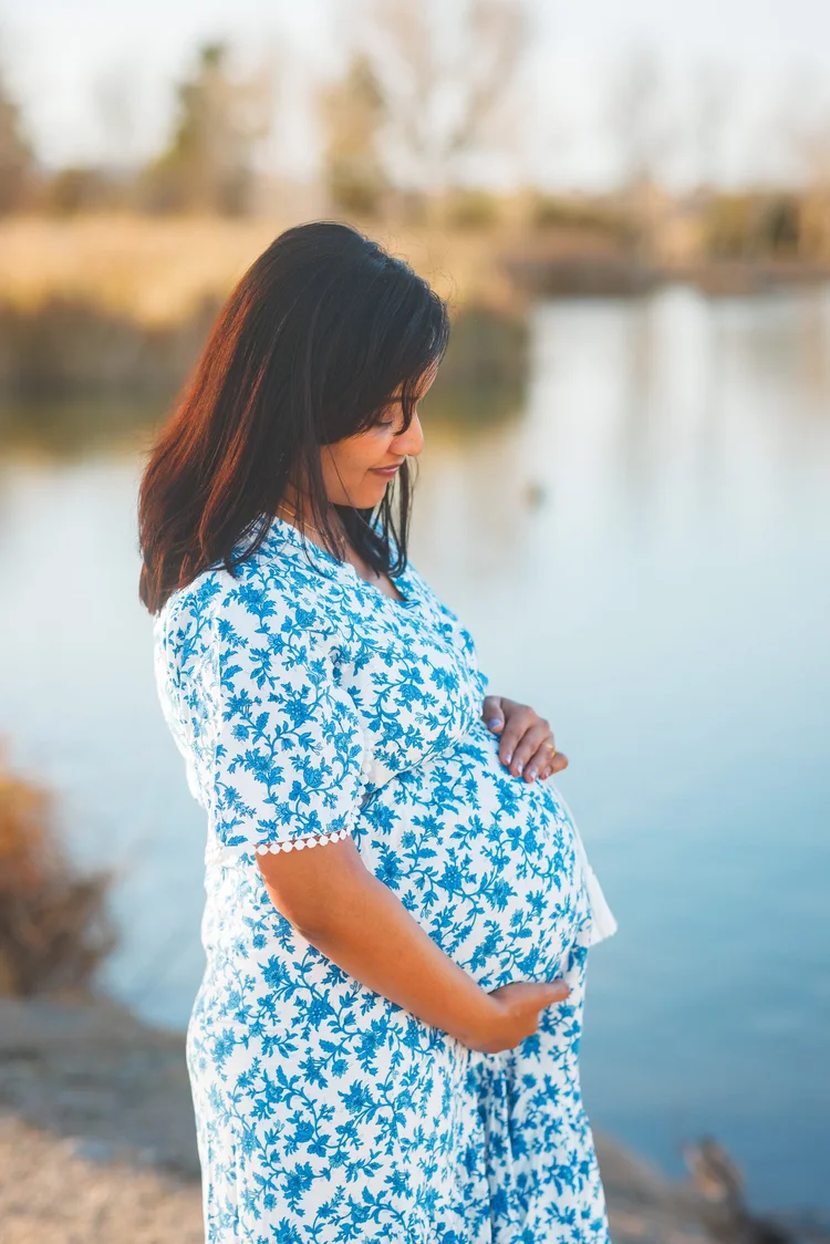 Maternity session beside the water at Floyd Lamb Park at Tule Springs