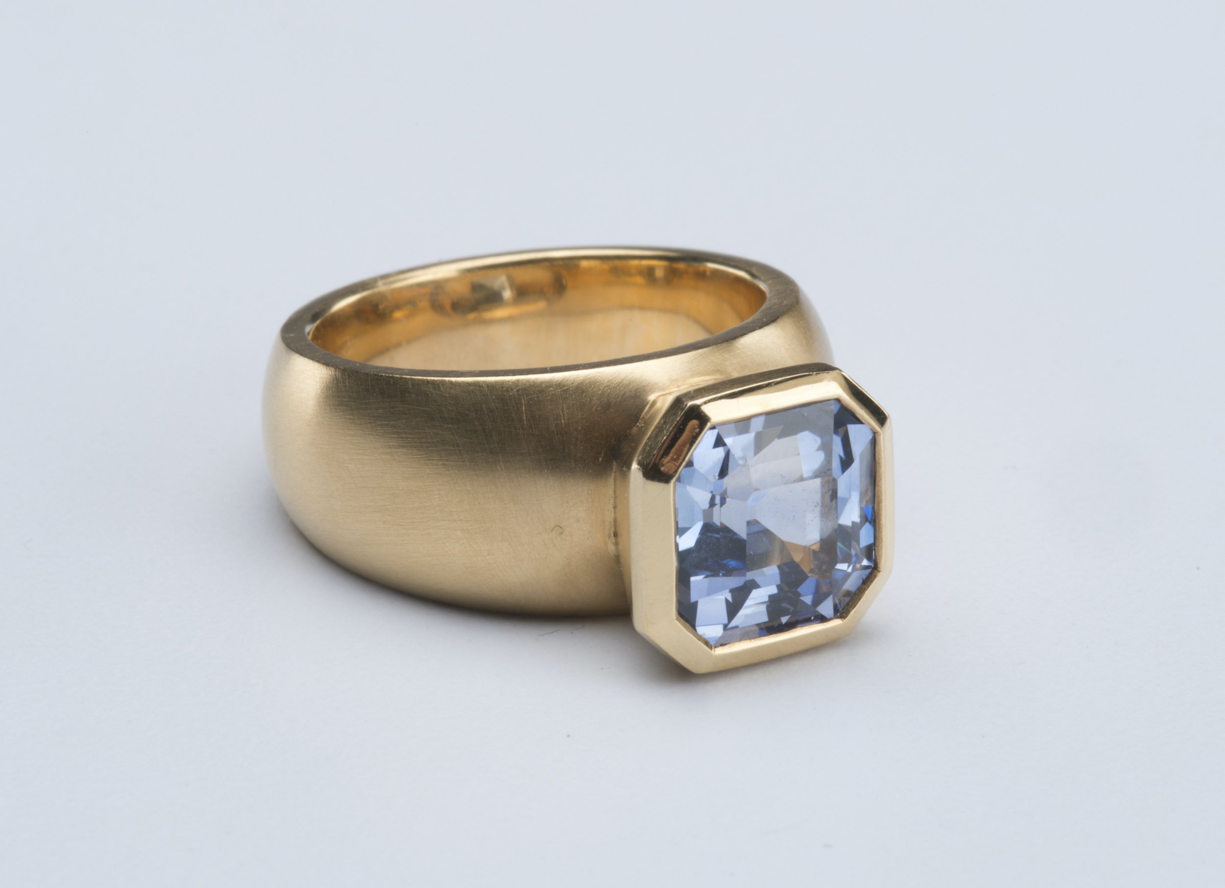 large sapphire 22k gold ring side view.jpeg