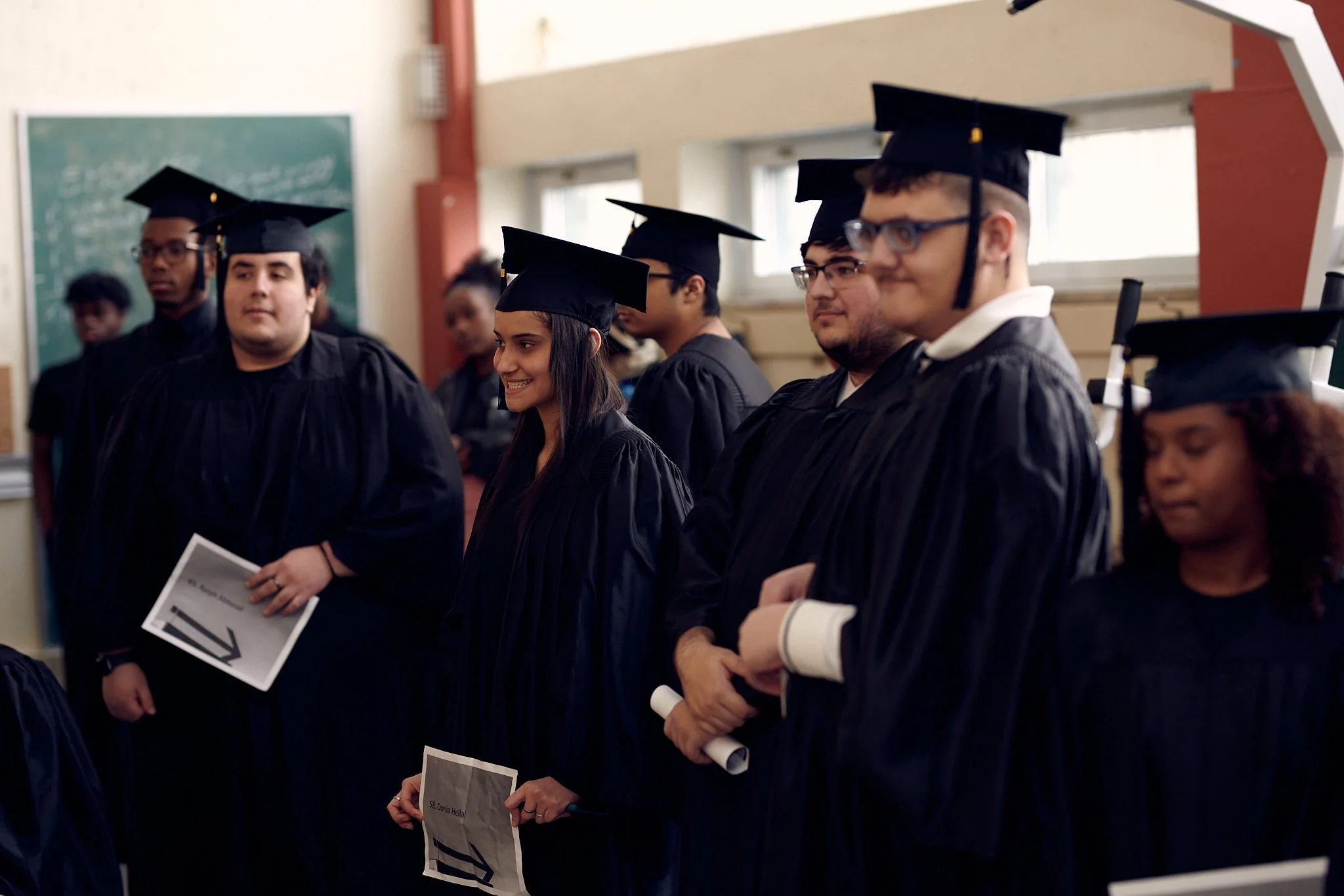Groupe d'étudiants en robes et toques de graduation lors d'une cérémonie académique.