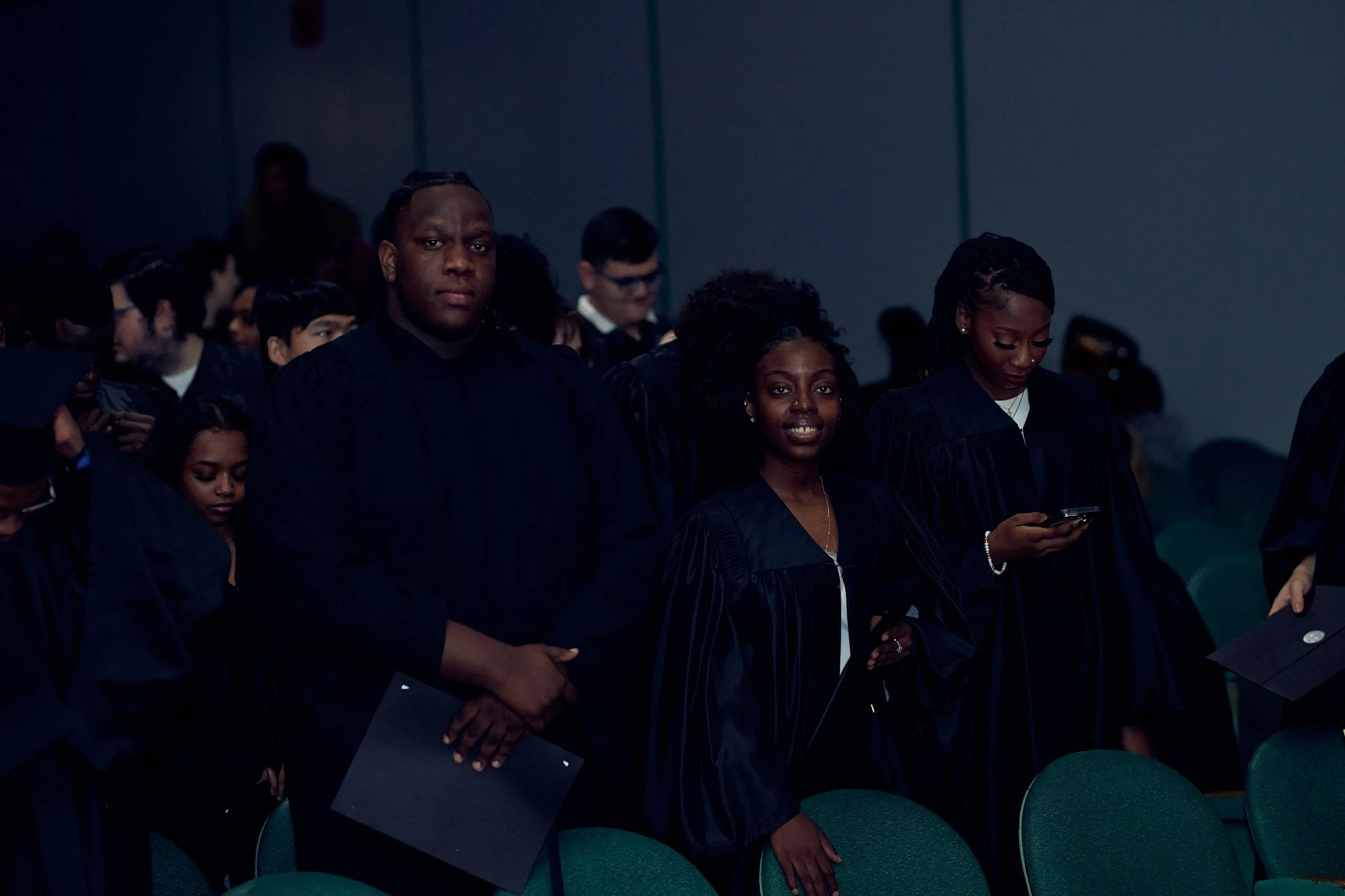 Étudiants en robe de graduation lors d'une cérémonie.