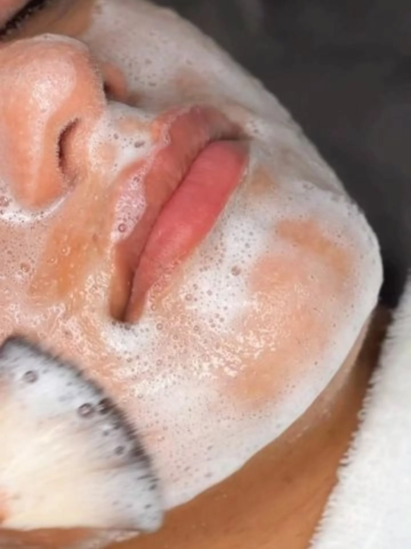 Gentle enzyme foam softens corneocyte buildup to loosen and lift.

Powered by Papain to enzymatically break down protein bonds within dead skin cells, refining texture and clearing congestion&mdash;while Allantoin supports hydration and reduces irrit