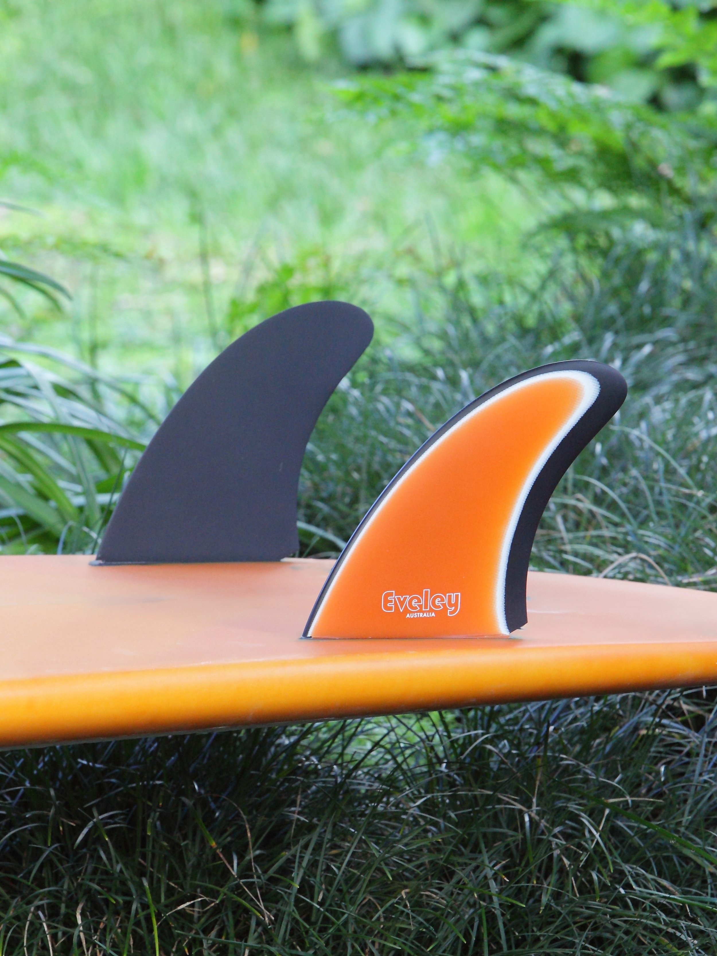 6" MR '78 Twin Fins – FCS II compatible orange on white on black Pro Glass (2 fins)