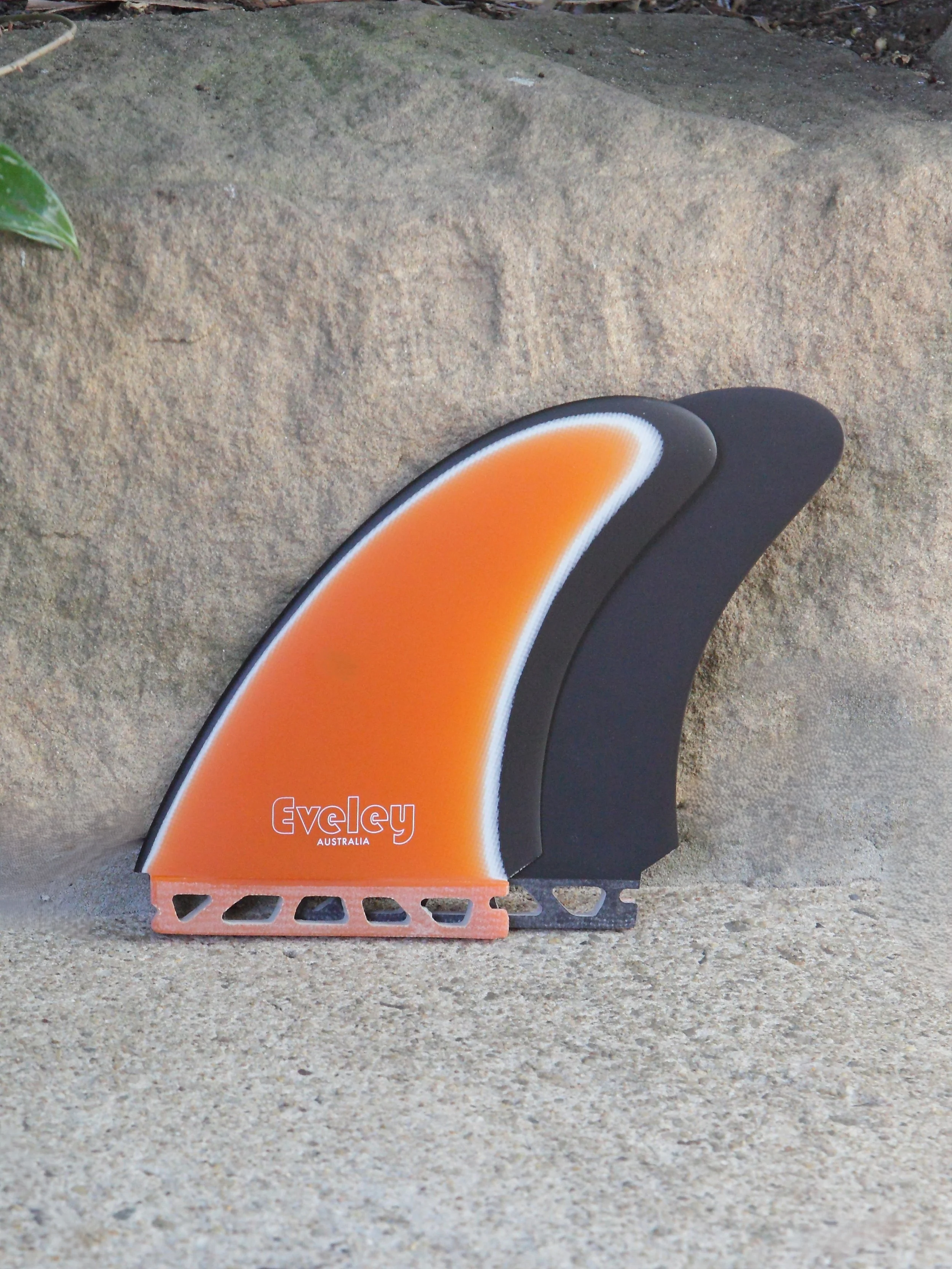 6" MR '78 Twin Fins – Futures compatible orange on white on black Pro Glass (2 fins)