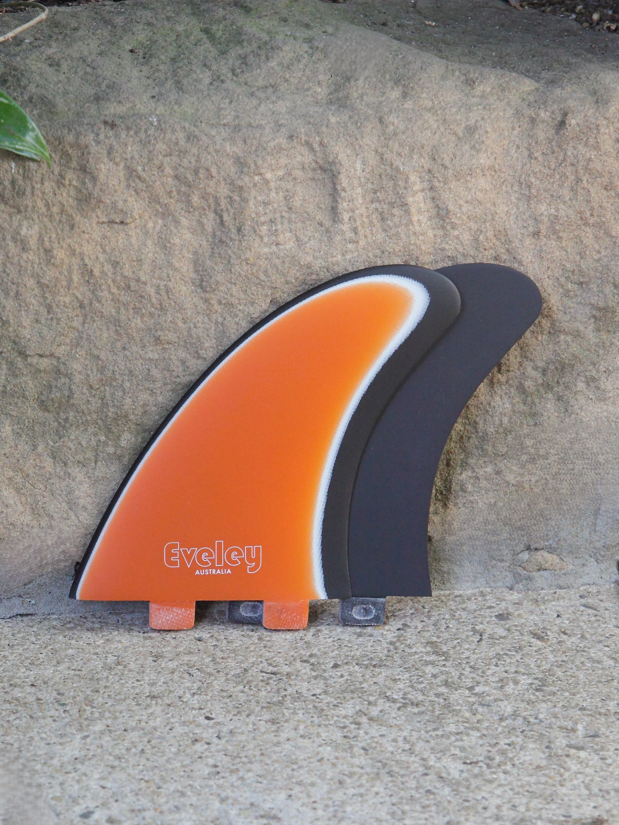 6" MR '78 Twin Fins – FCS compatible orange on white on black Pro Glass (2 fins)