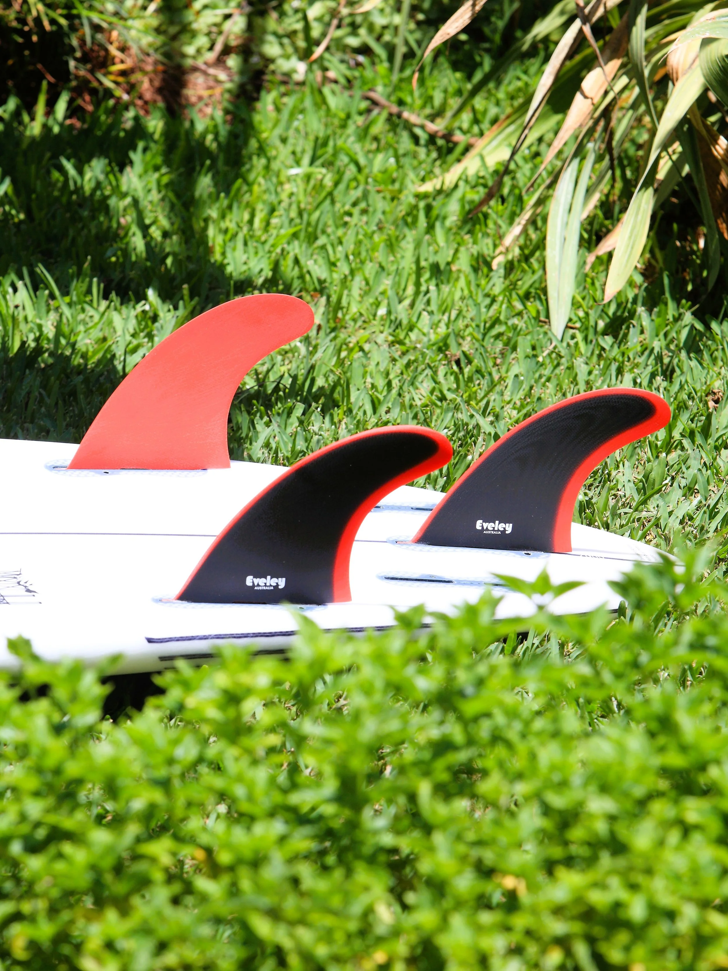 Performer thruster fin template showing three 4.6 inch Pro Glass fins with black and red finish