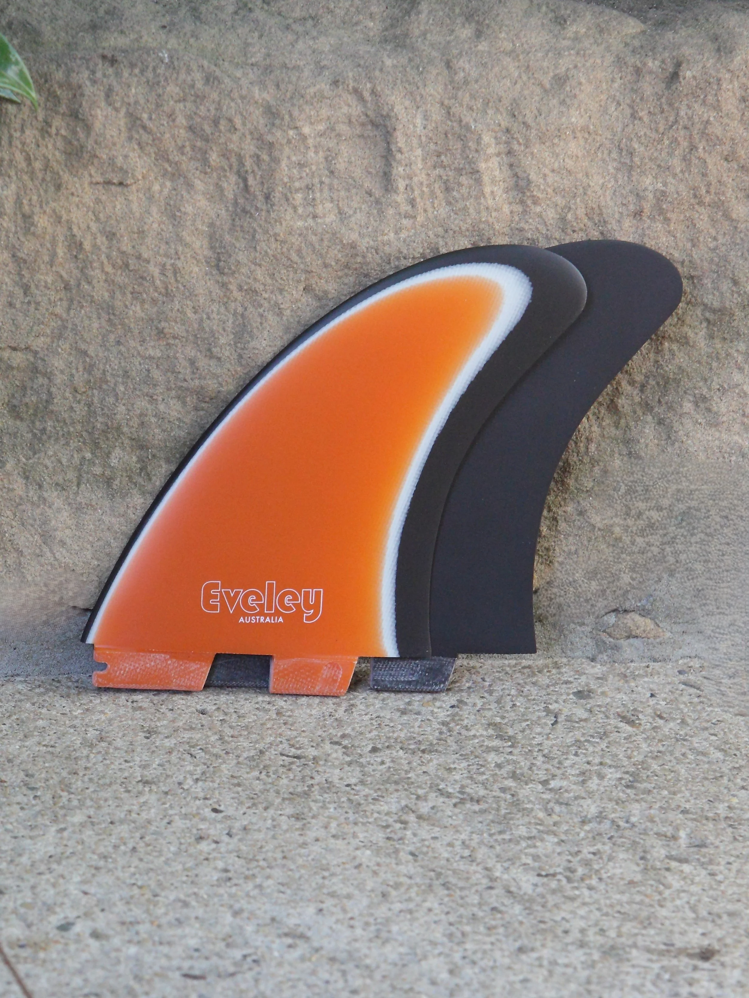 6" MR '78 Twin Fins – FCS II compatible orange on white on black Pro Glass (2 fins)