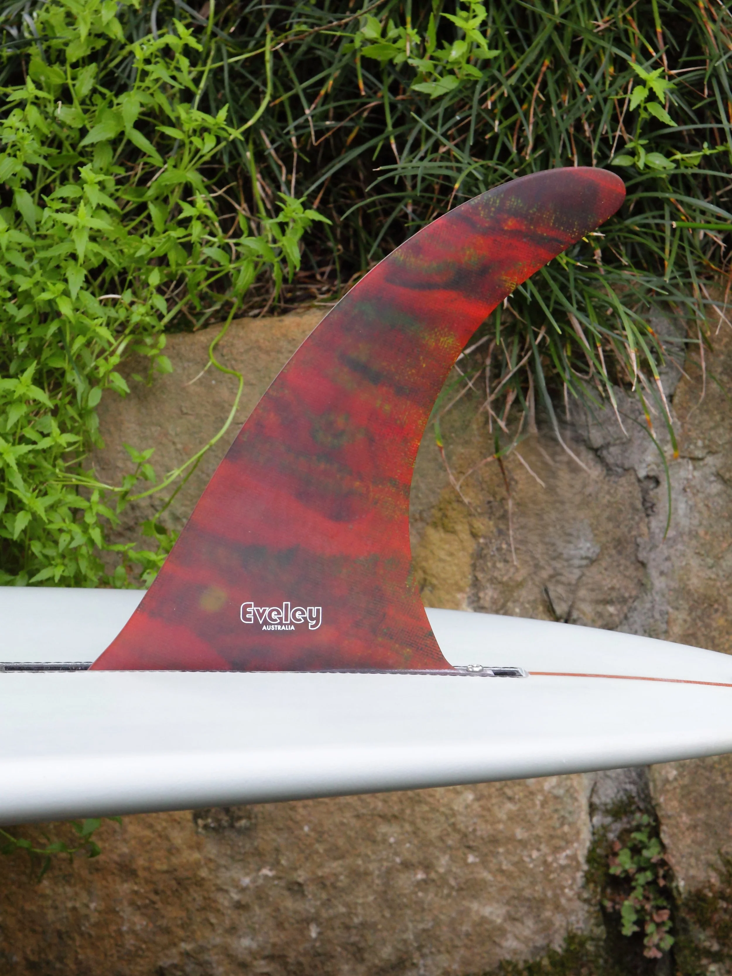 10" International 4A Center Fin with an Irregular Weird Deep Zombie Red inlay in Pro Glass.