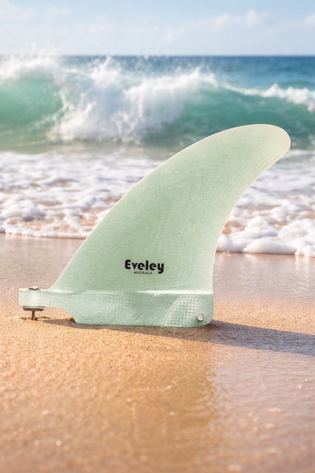 4" Dynamic Center Fin – Natural Pro Glass | Performance 2+1 Stabiliser on a beach