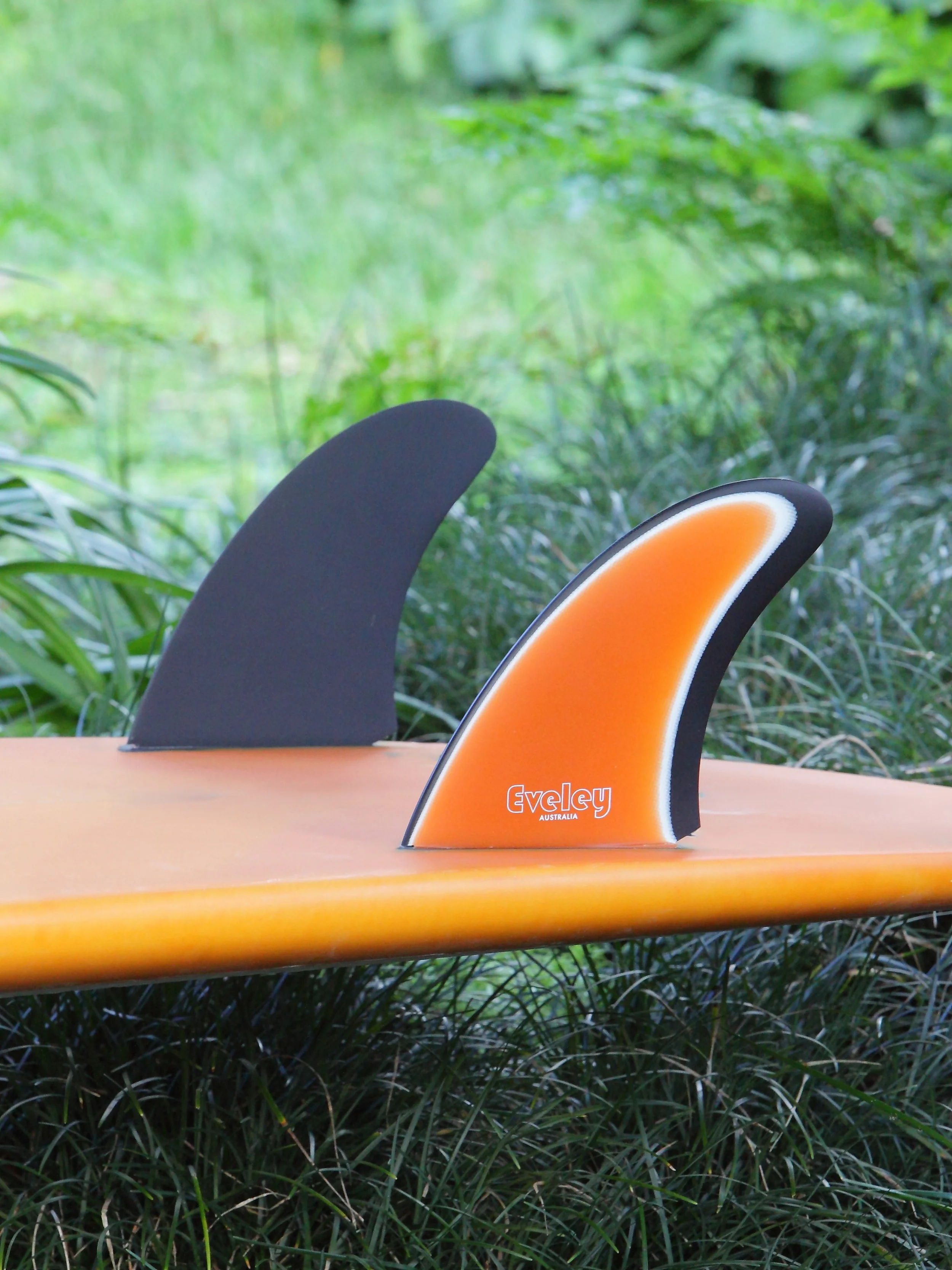 6" MR '78 Twin Fins – FCS compatible orange on white on black Pro Glass (2 fins)