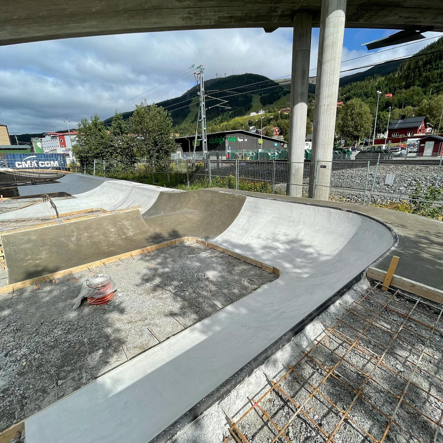 Vilken del av parken ser du mest fram emot att &aring;ka i?

#skateboard #&aring;re #betongpark #skatepark #skatebording #skateboarder #skatebowl #skateboardlife