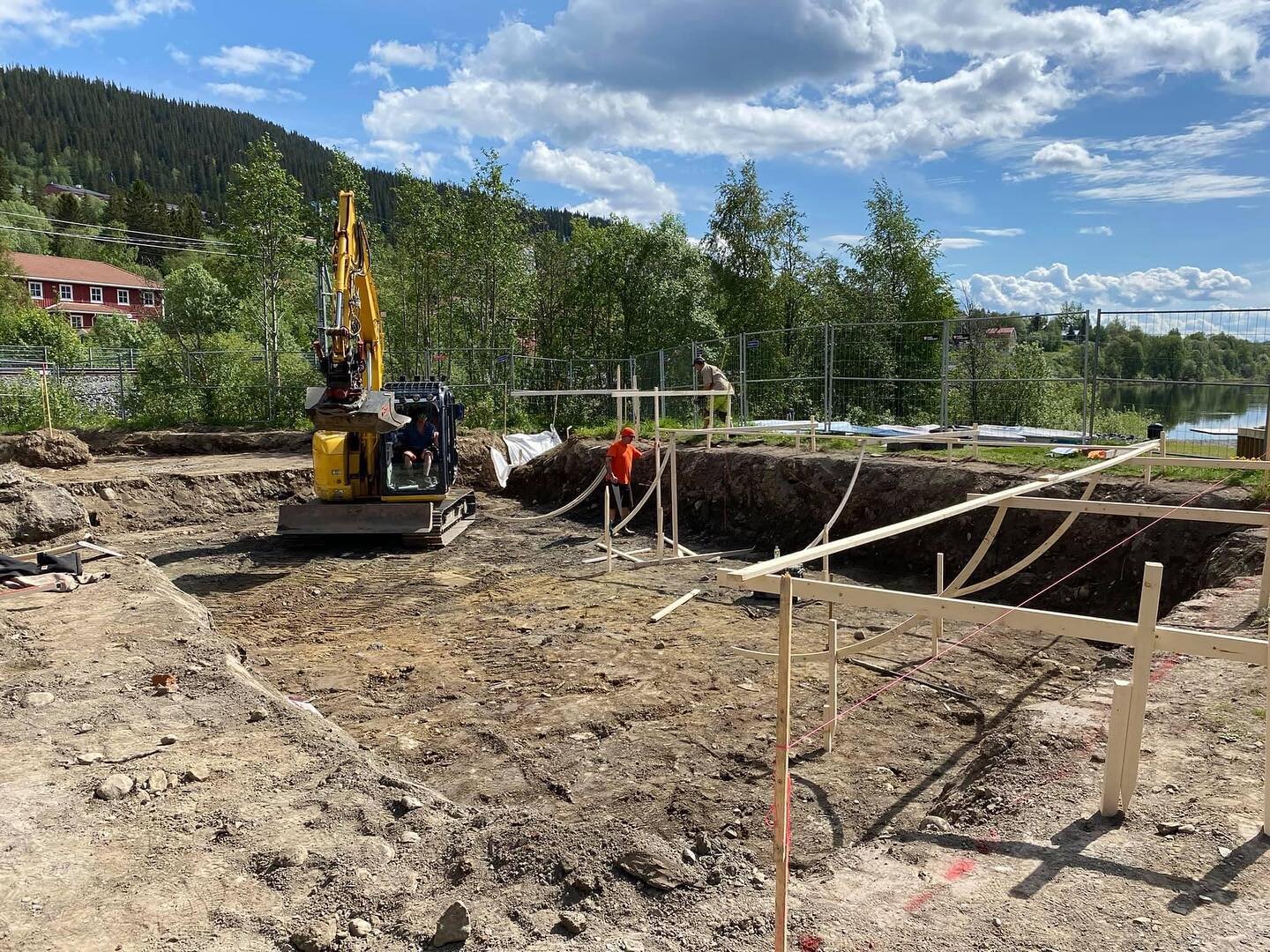 Nu h&aring;ller parkbyggarna p&aring; att forma den stora bowlen!