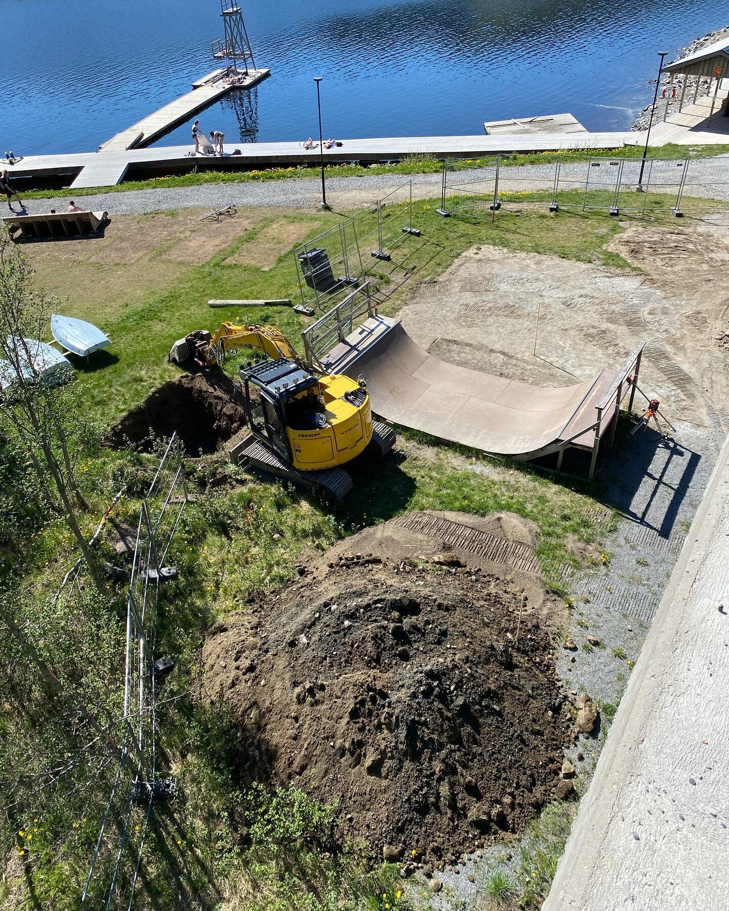 Nu k&ouml;r vi ig&aring;ng bygget av &Aring;re Skatepark.  @bryggerietbygg kom hit ig&aring;r och b&ouml;rjade gr&auml;va f&ouml;r stenkista idag. Rampen p&aring; bilden river vi nu.